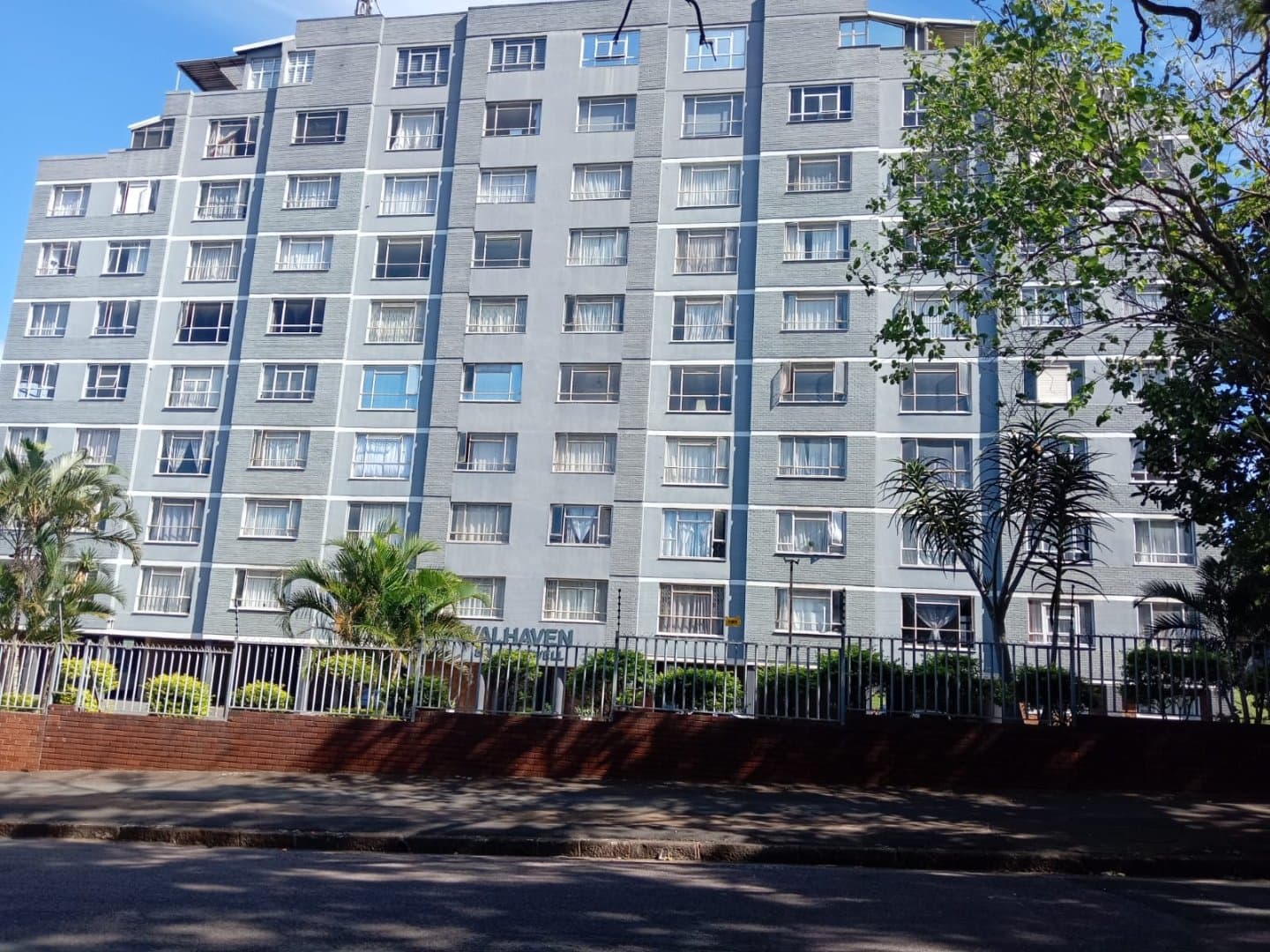 SPACIOUS 2 BEDROOM APARTMENT WITH PARKING IN BULWER