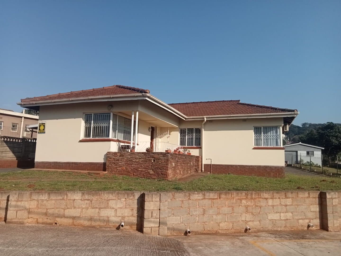 5 Bedroom house with neat ,Well mantained concrete yard,Garden and pool for entertaiment.