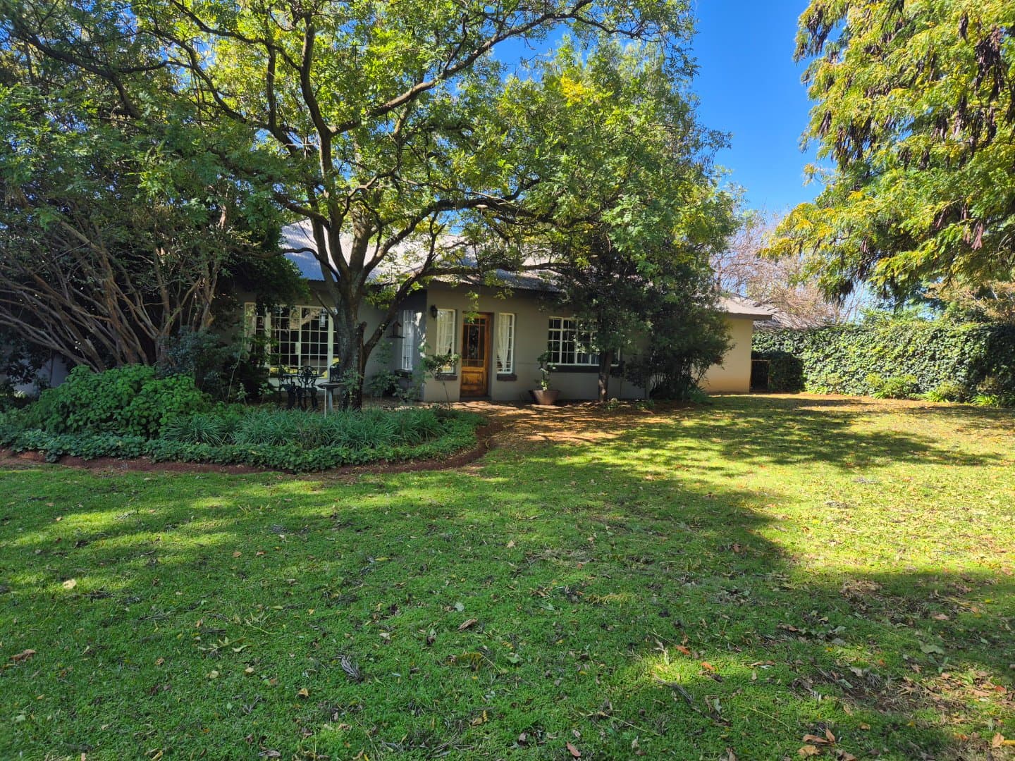 Plot with offices and a full family home with 2 separate entrances