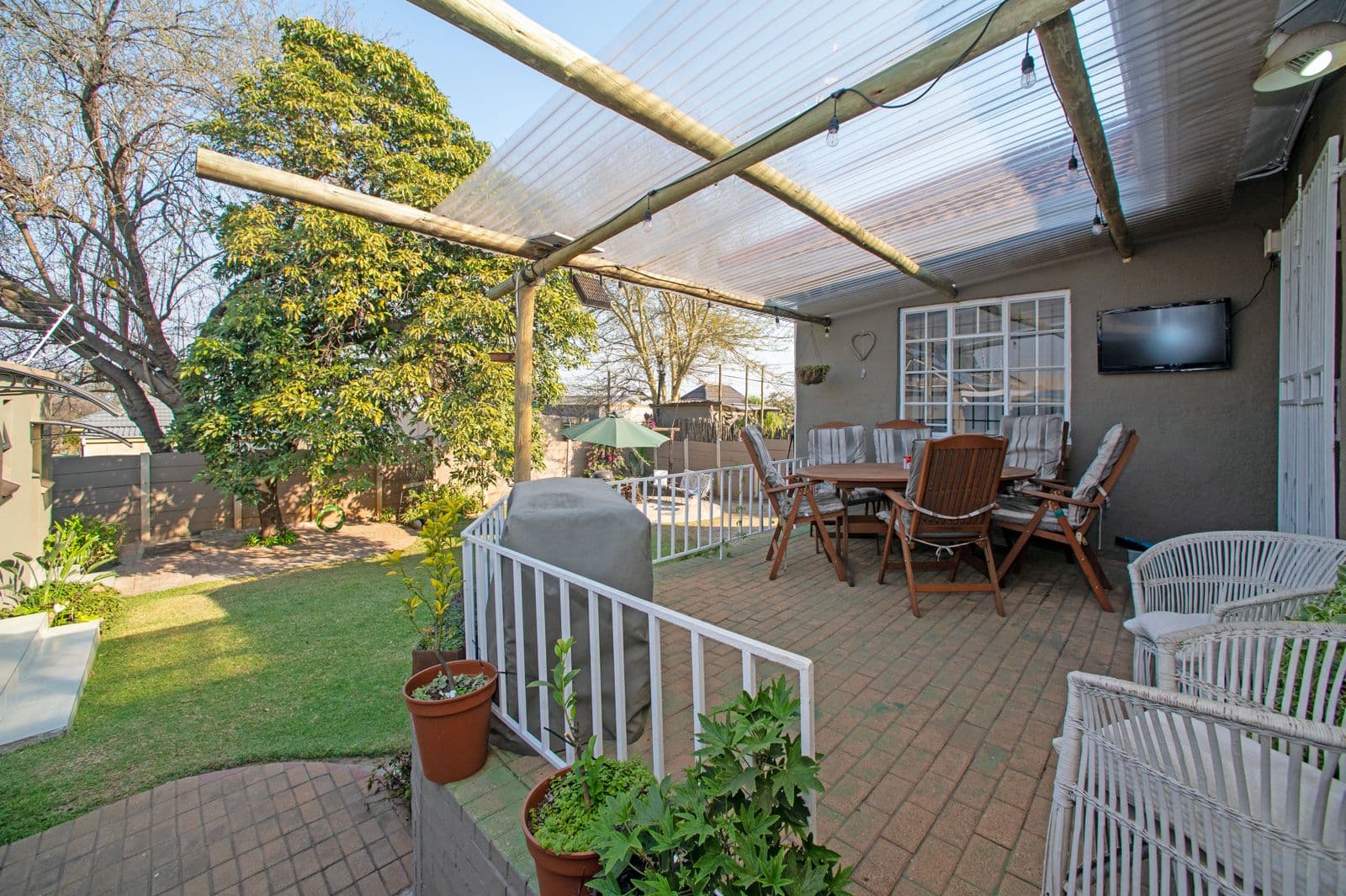 Charming Family Home in a Friendly, Well-Known Neighbourhood!
