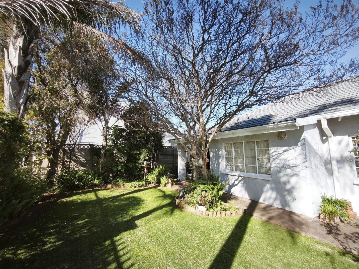 Sunny Sunnyridge Home with beautiful Garden and a Cottage!