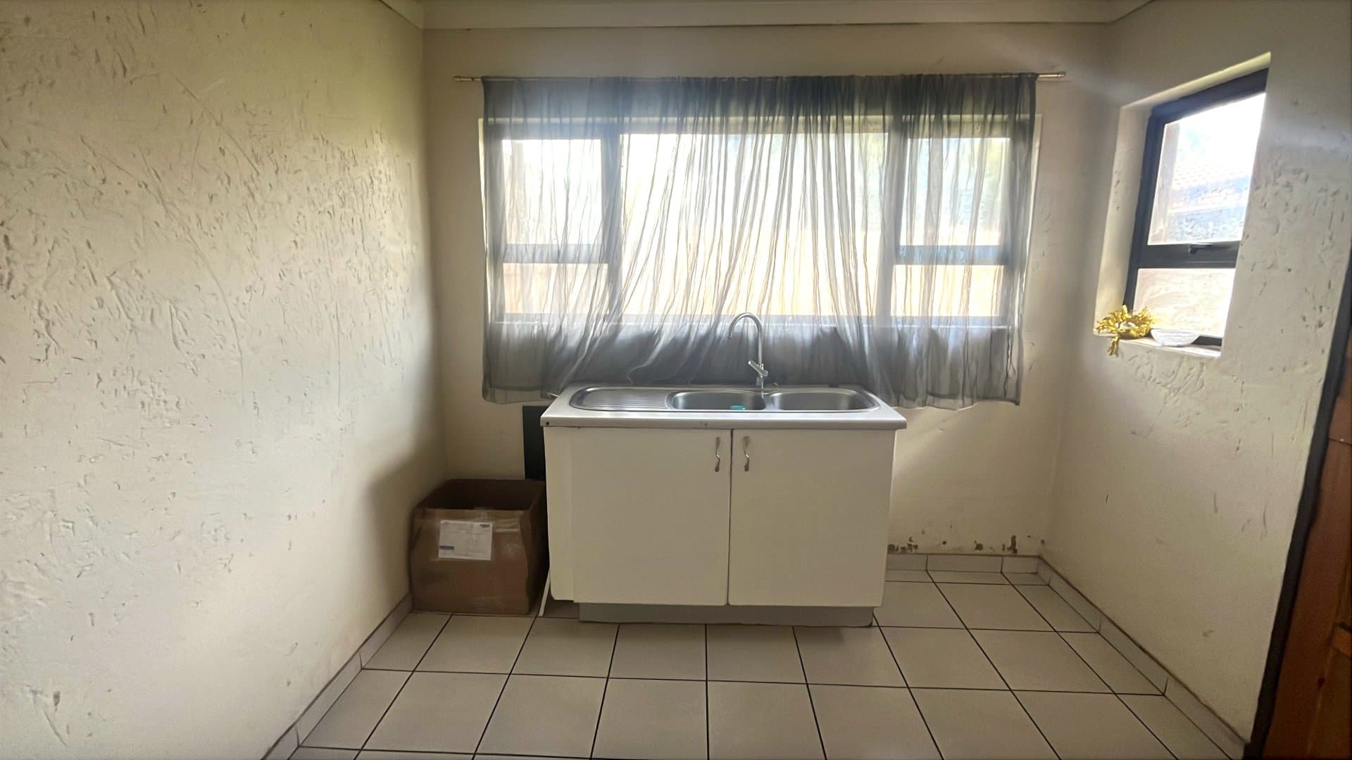Sunny Elspark flat with built in braai and pool, picture 2