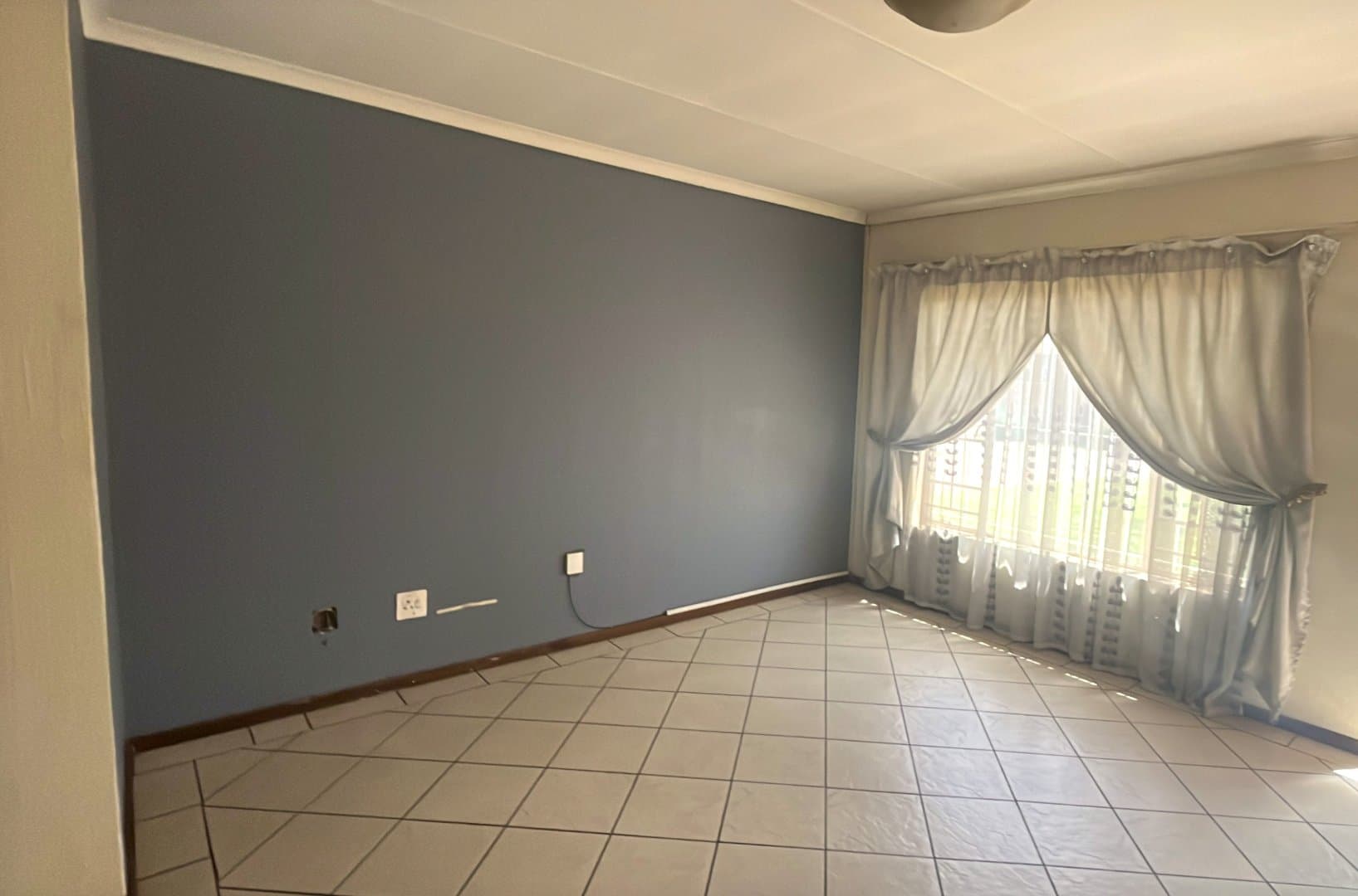 Sunny Elspark flat with built in braai and pool, picture 3