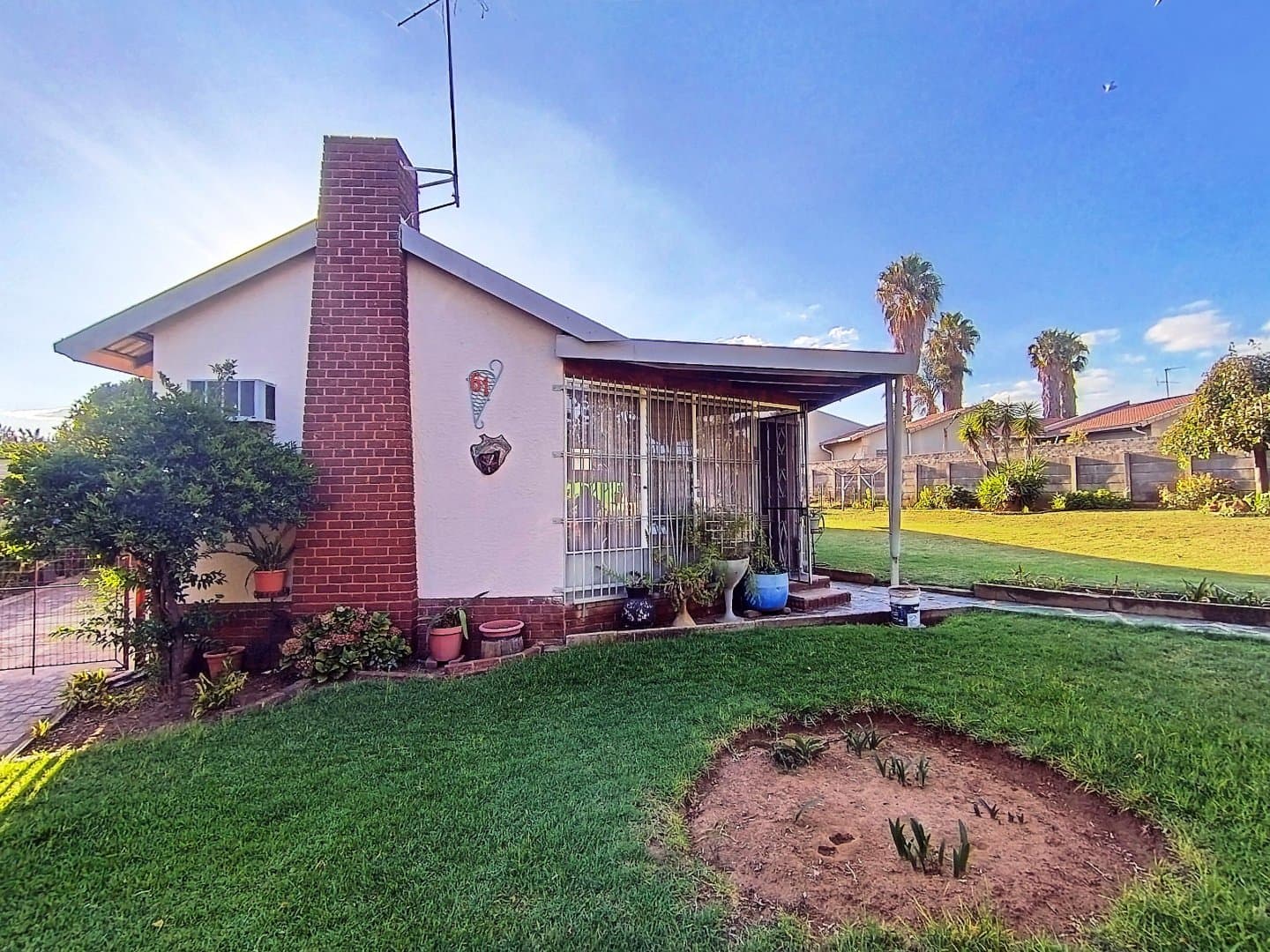 Spacious Family Home with Endless Potential & Ample Parking!, picture 2