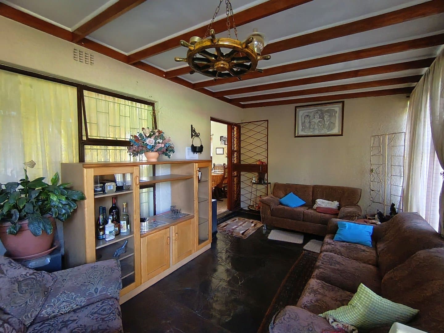 Spacious Family Home with Endless Potential & Ample Parking!, picture 3