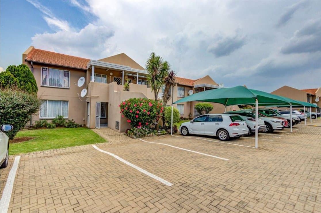 Modern 2 Bedroom Upper Floor Townhouse in Sought-After Beyers Park