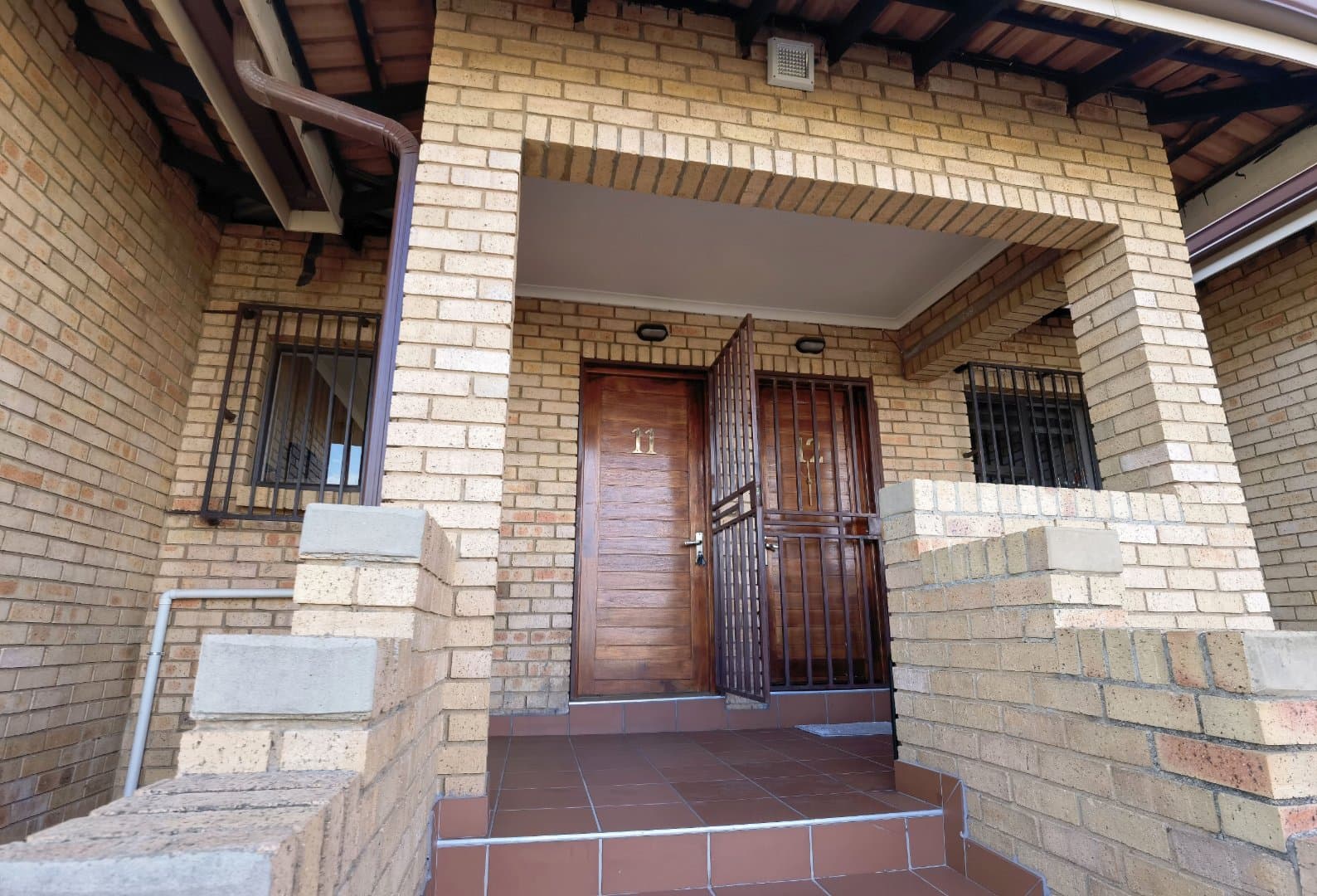 Modern Pet-Friendly Upstairs Unit!, picture 3