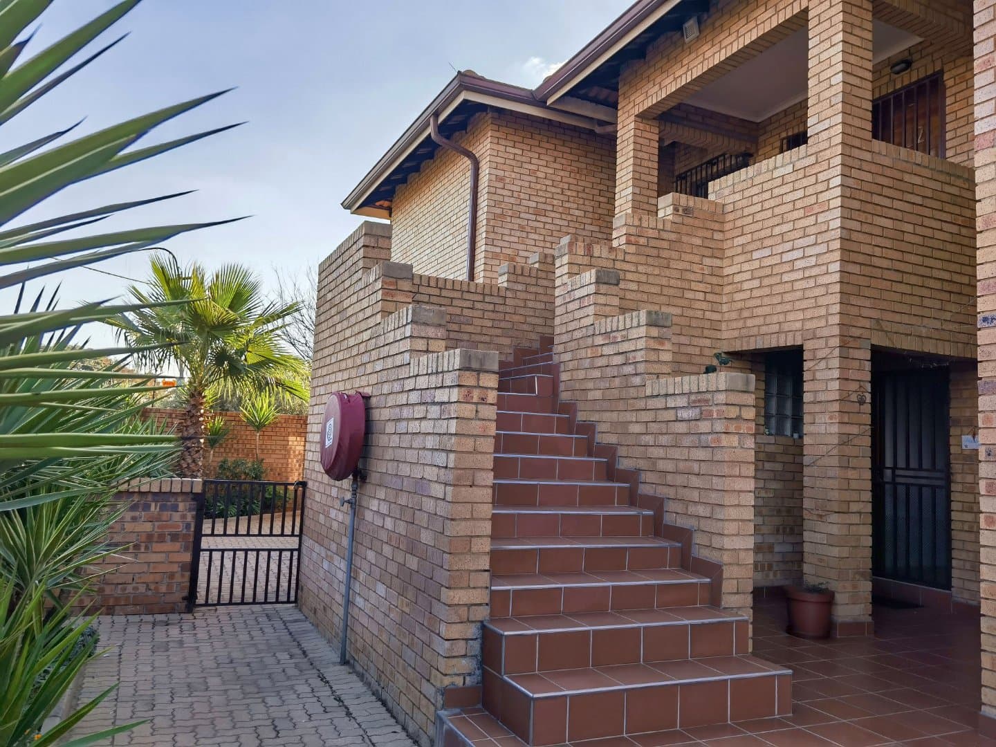 Modern Pet-Friendly Upstairs Unit!