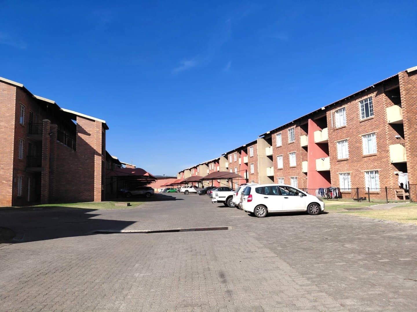 Don't Miss This Fantastic & Spacious 2-Bedroom Townhouse in a Prime Location, picture 2