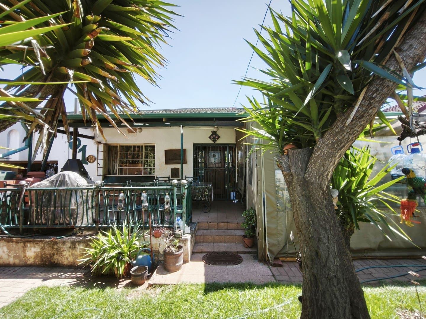 Charming Home with a Cottage in Primrose!