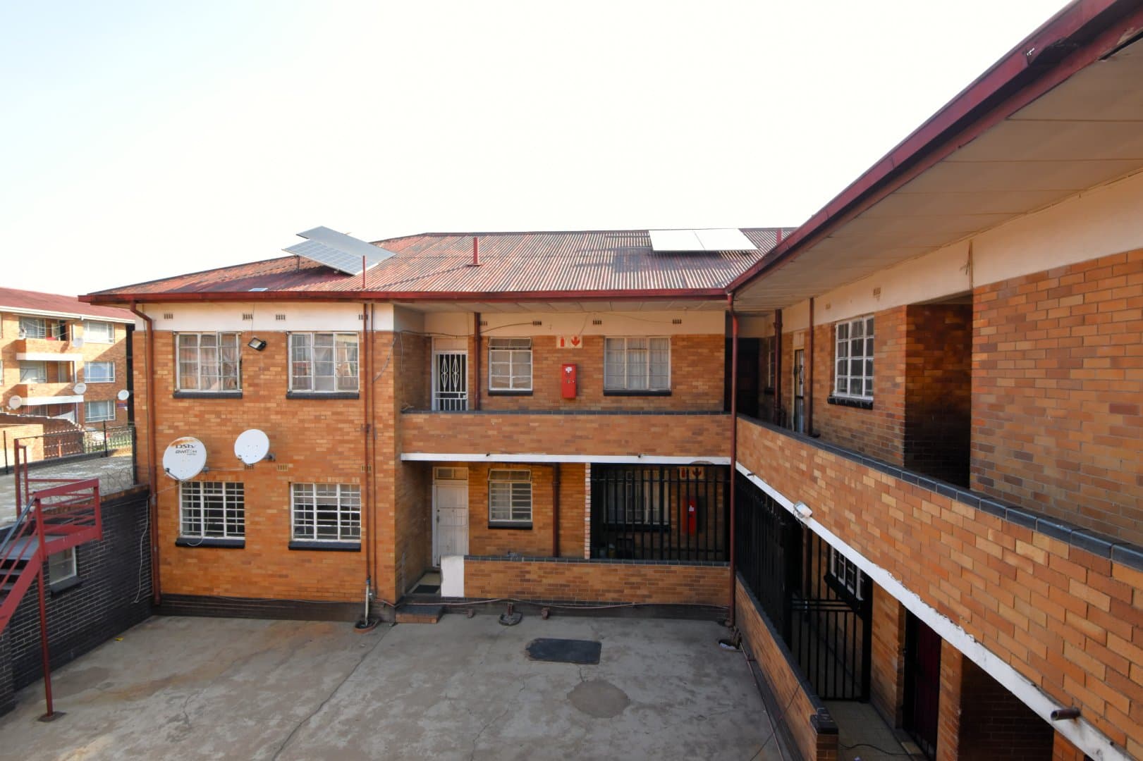 Comfortable Germiston flat with balcony living, picture 2