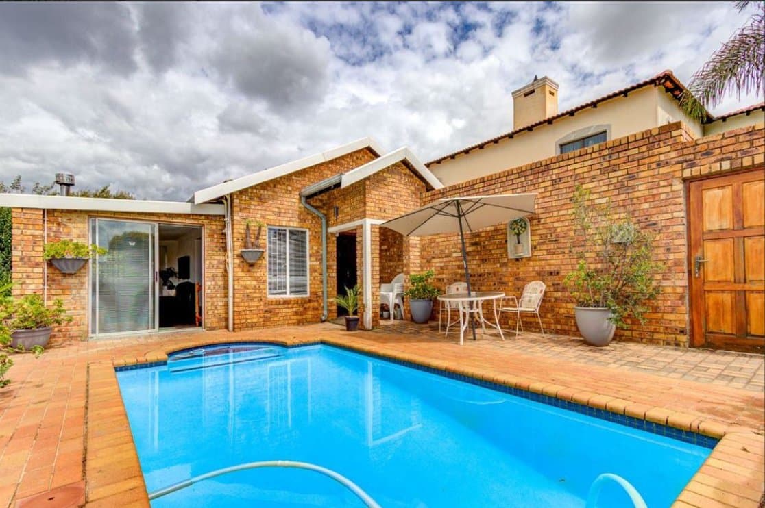 Modern 3 Bedroom Simplex in Sought-After Clearwater Estate, Parkhaven