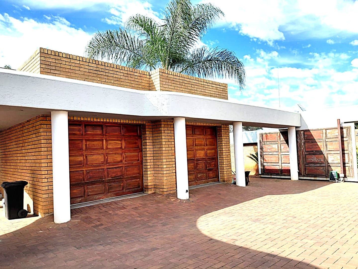 Exclusive Family Home with Granny Flat, Pool & Exceptional Space, picture 2