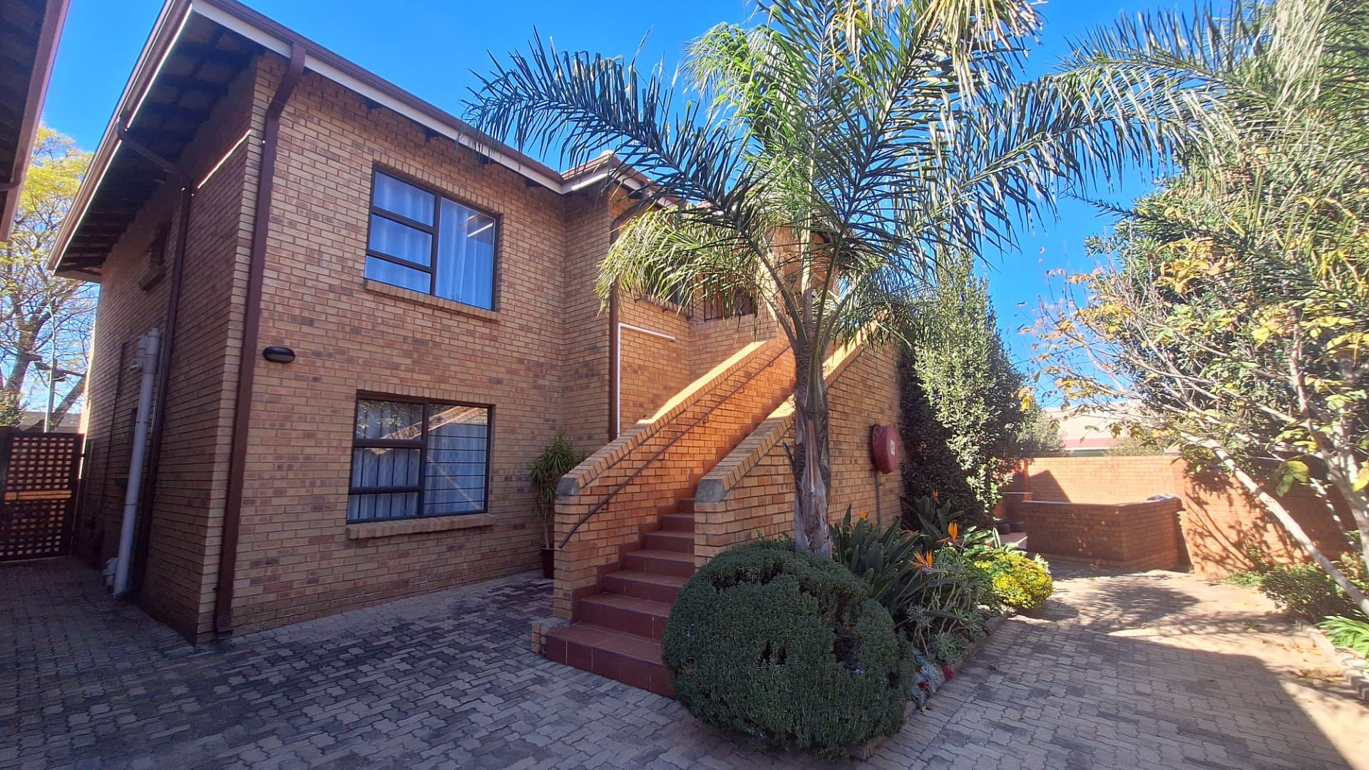 Modern Pet-Friendly Upstairs Unit!