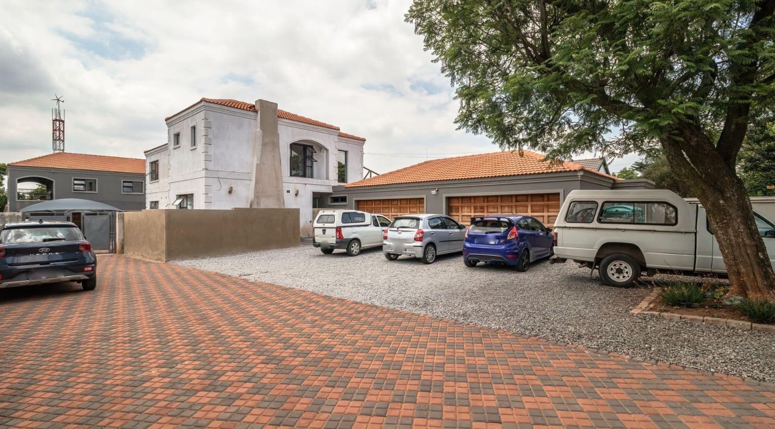 Exceptional 5-Bedroom Home with Separate Second Building, Entertainment Area & 7 Garages