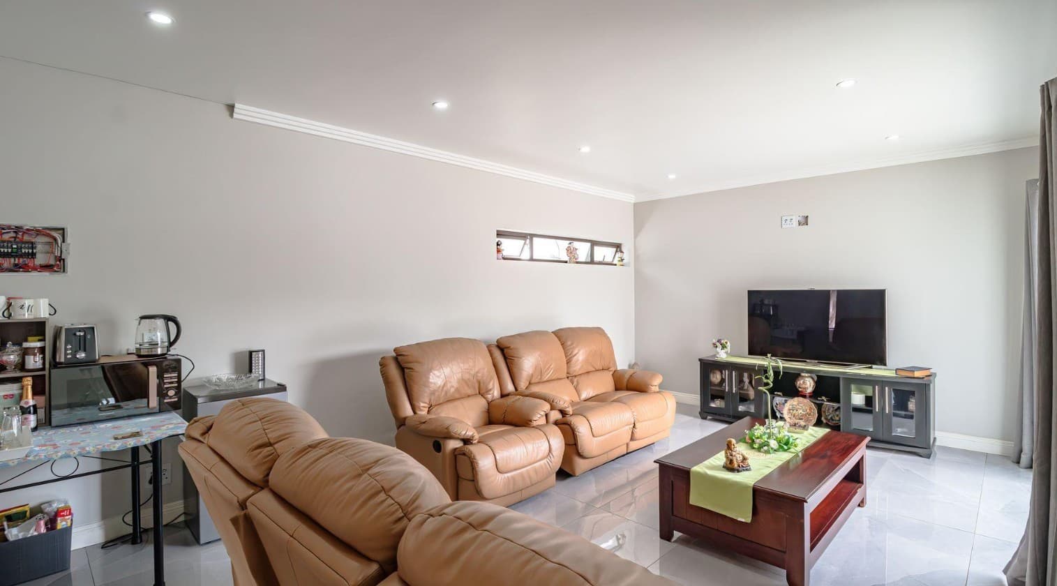 Exceptional 5-Bedroom Home with Separate Second Building, Entertainment Area & 7 Garages, picture 2
