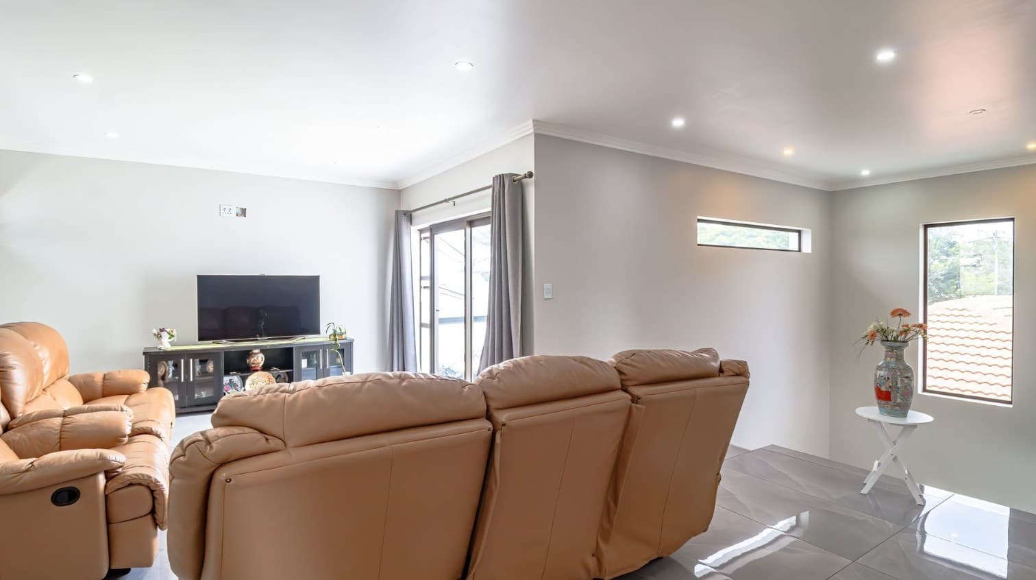 Exceptional 5-Bedroom Home with Separate Second Building, Entertainment Area & 7 Garages, picture 3
