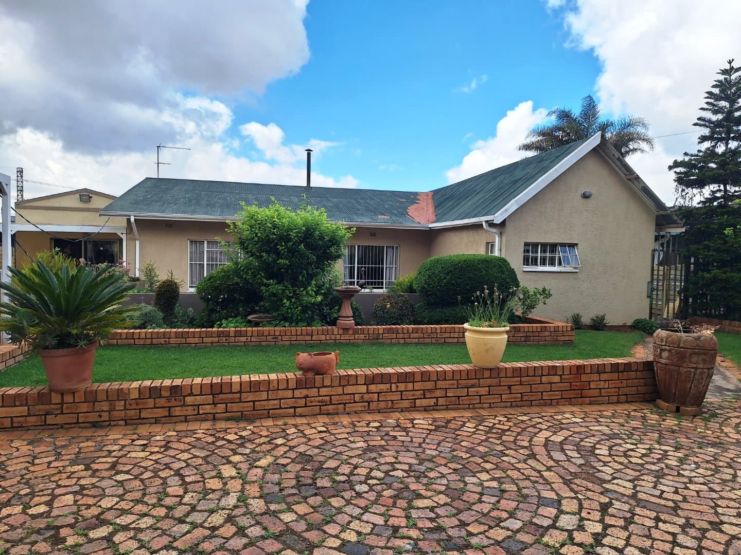 Family friendly 4 bed home with granny flat!