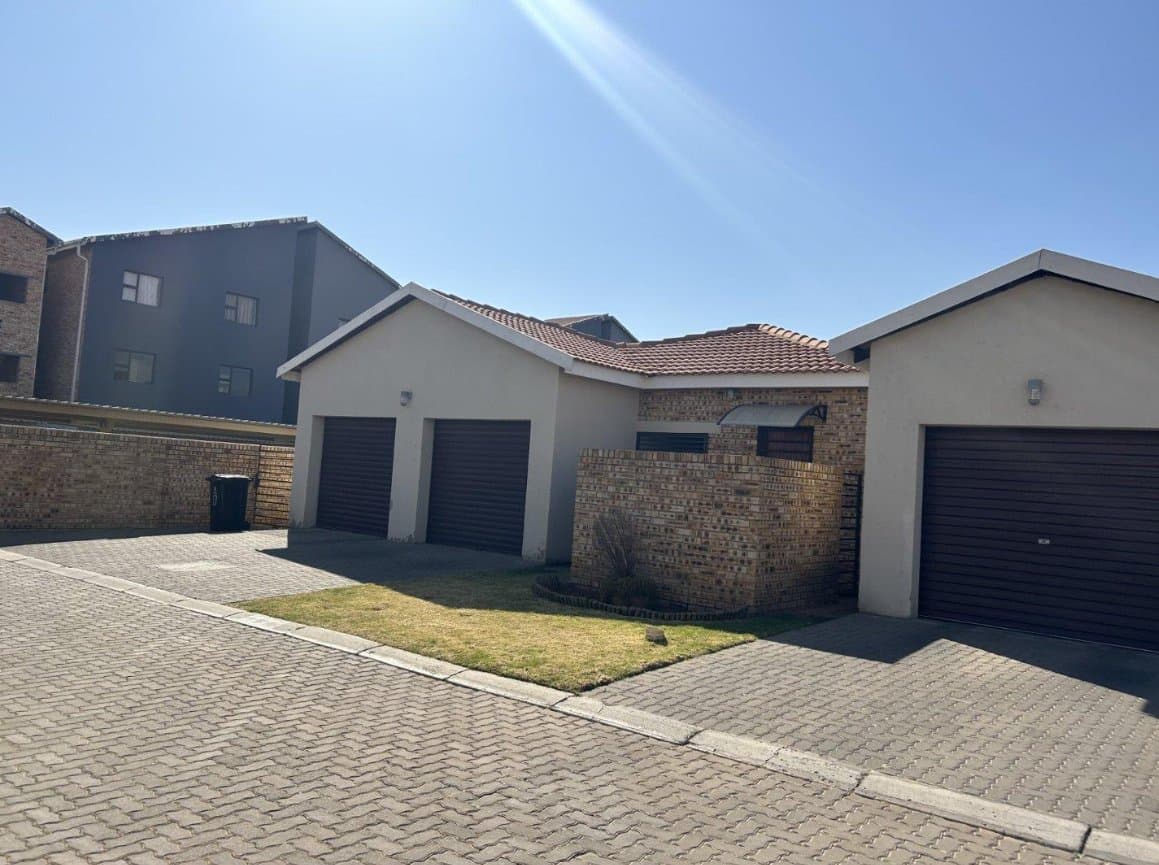 Pet-Friendly 3 Bedroom Simplex in Brentwood Park