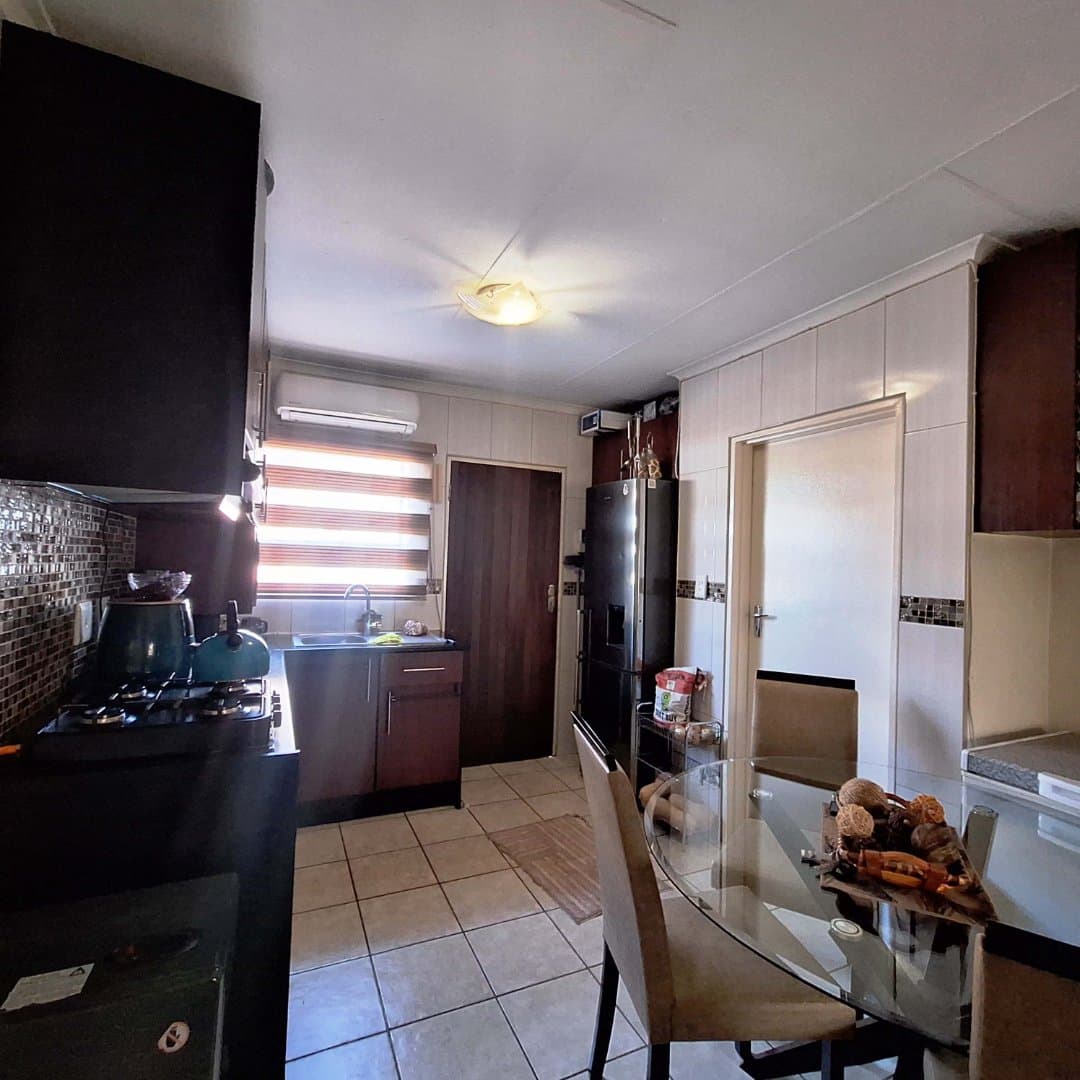 Bright 3 bed Townhouse in Dawn Park with fibre, picture 2