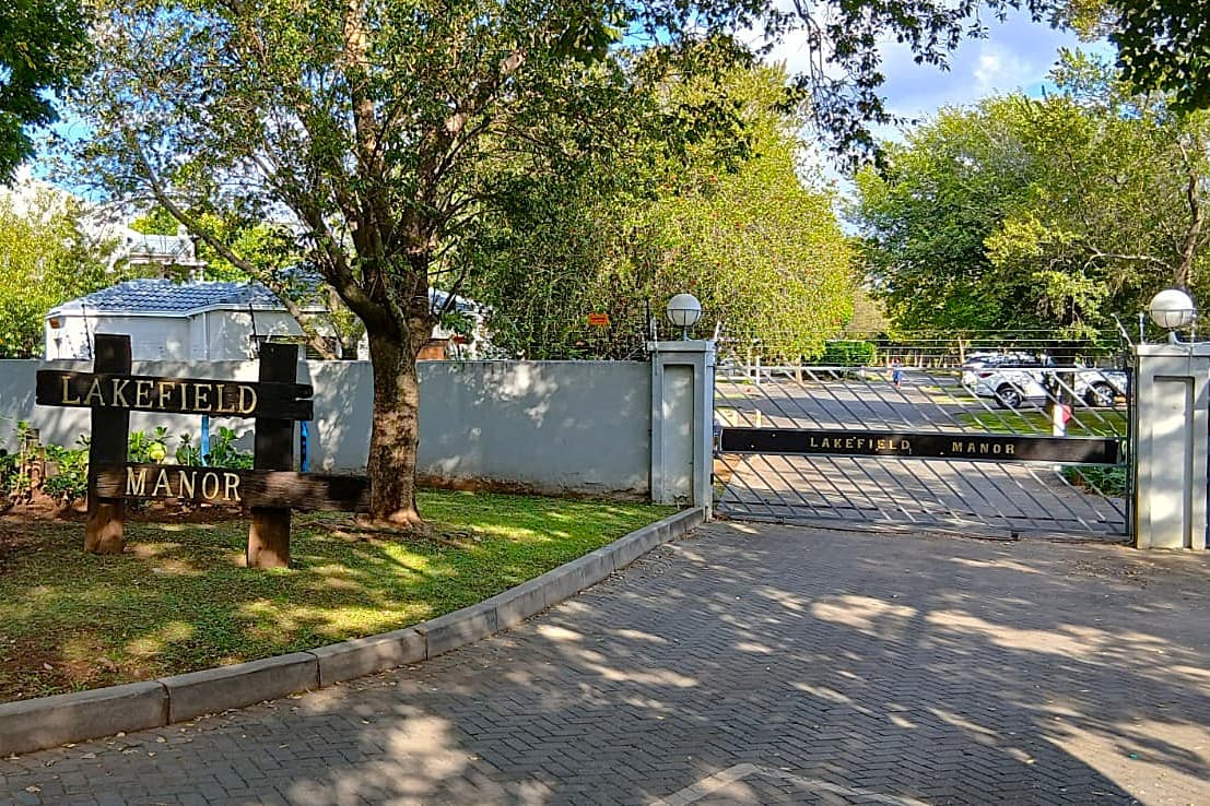 Bright & Sunny 2 Bedroom Upstairs Unit