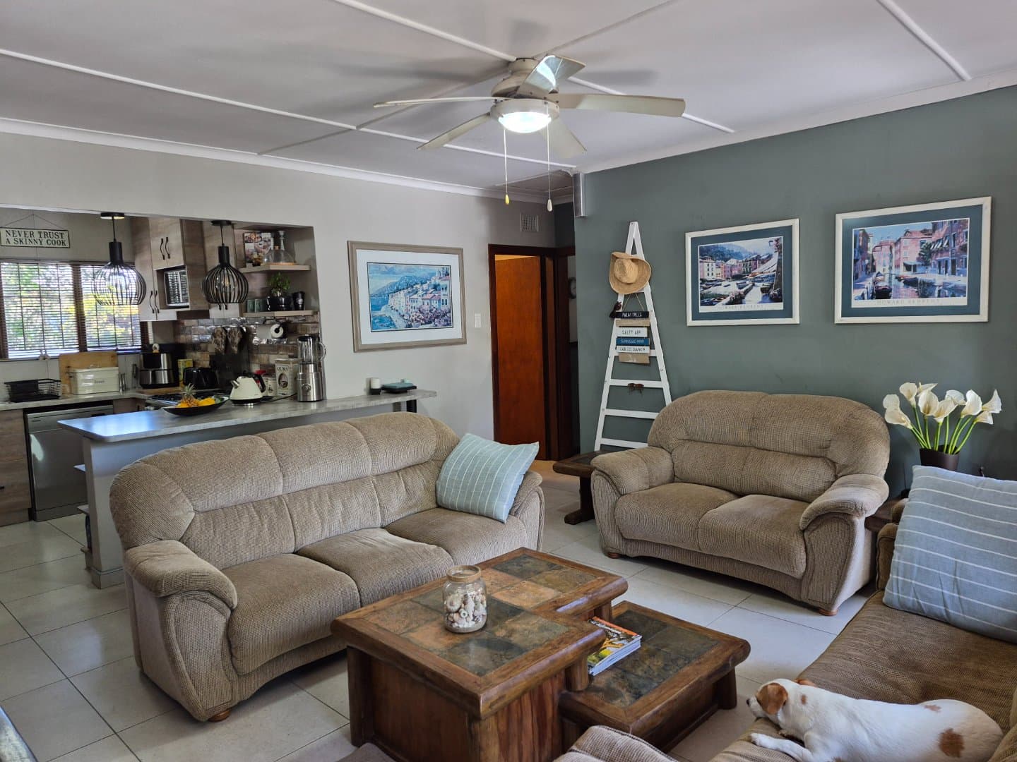STUNNING 3 BEDROOM, 2 BATHROOM TOWNHOUSE + STUDY + GARAGING + PET FRIENDLY +++ ON THE BEACH SIDE - CLOSE TO SCHOOLS, SHOPS AND HOSPITALS