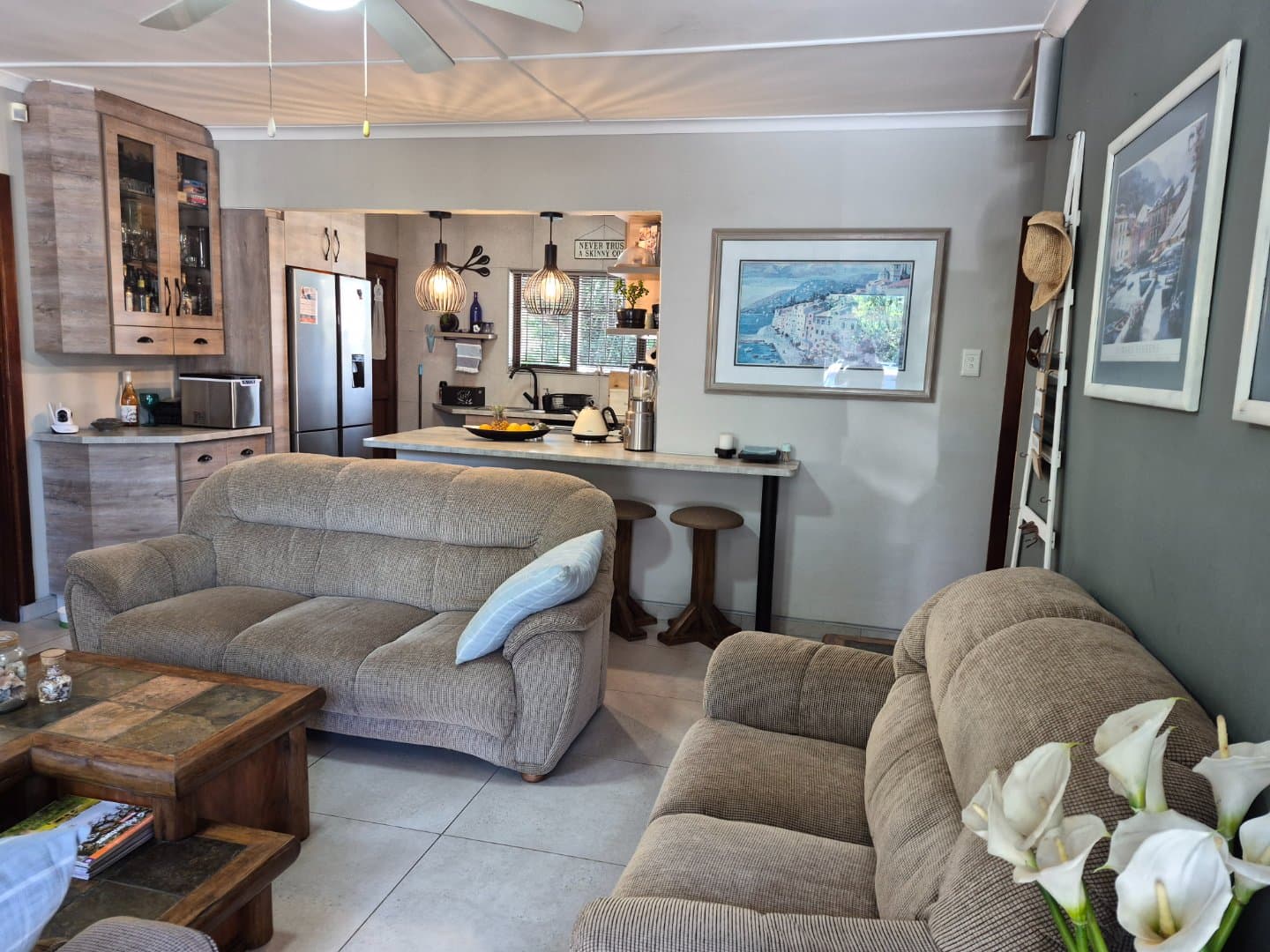STUNNING 3 BEDROOM, 2 BATHROOM TOWNHOUSE + STUDY + GARAGING + PET FRIENDLY +++ ON THE BEACH SIDE - CLOSE TO SCHOOLS, SHOPS AND HOSPITALS, picture 2