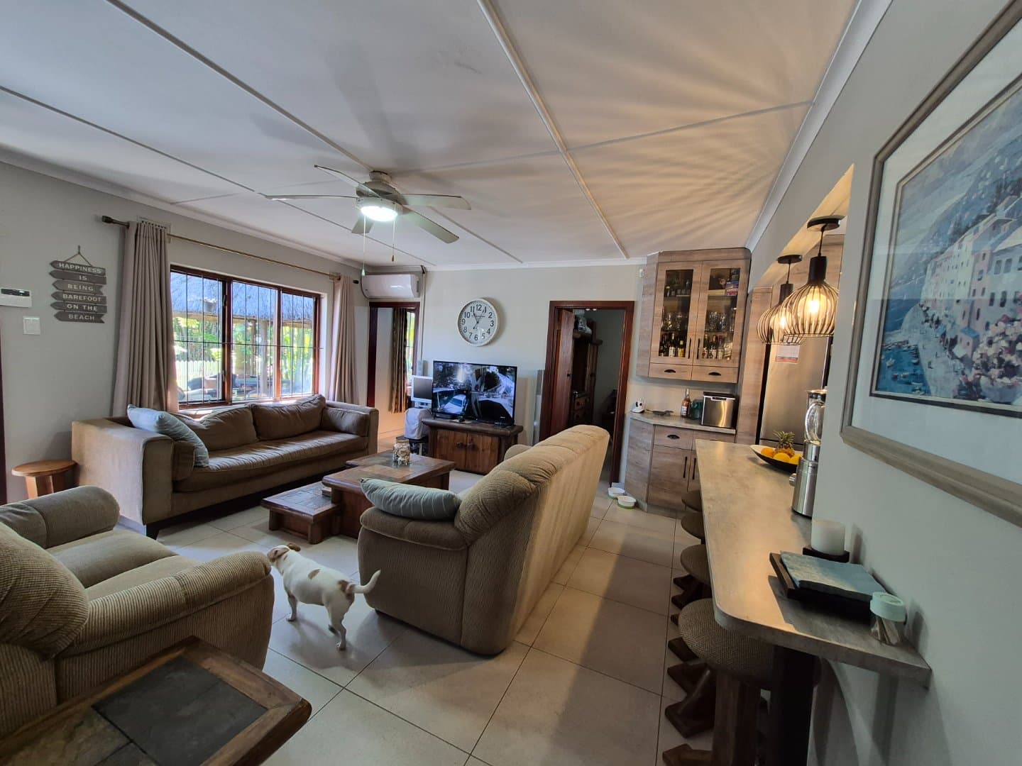 STUNNING 3 BEDROOM, 2 BATHROOM TOWNHOUSE + STUDY + GARAGING + PET FRIENDLY +++ ON THE BEACH SIDE - CLOSE TO SCHOOLS, SHOPS AND HOSPITALS