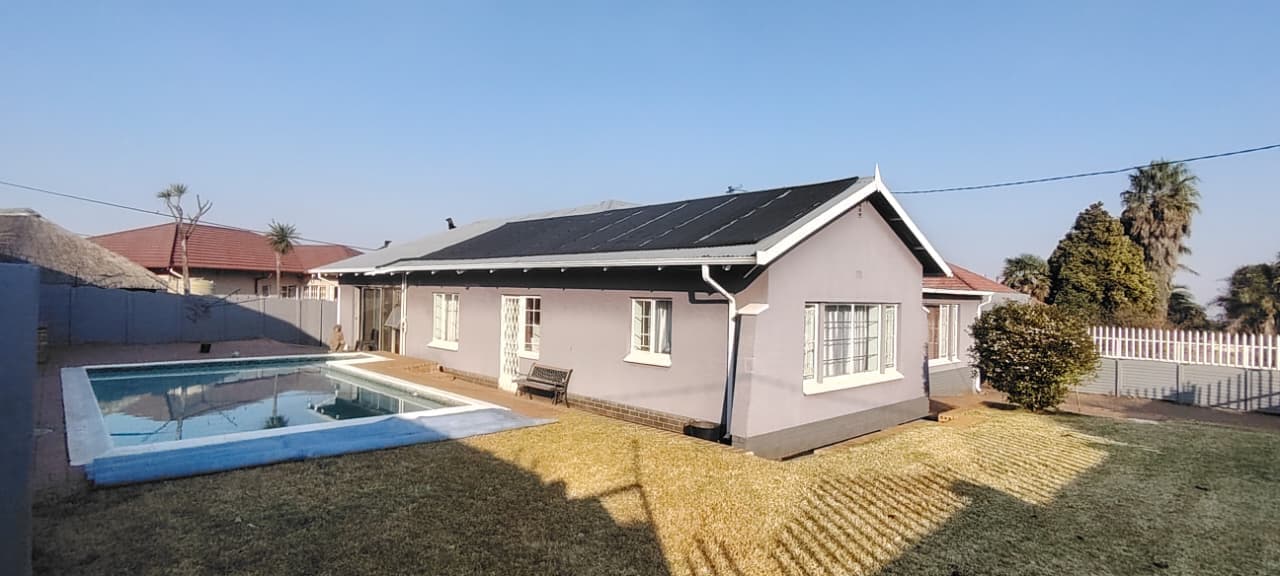 Spacious Family Home with Pool, Flatlet & Large Garden