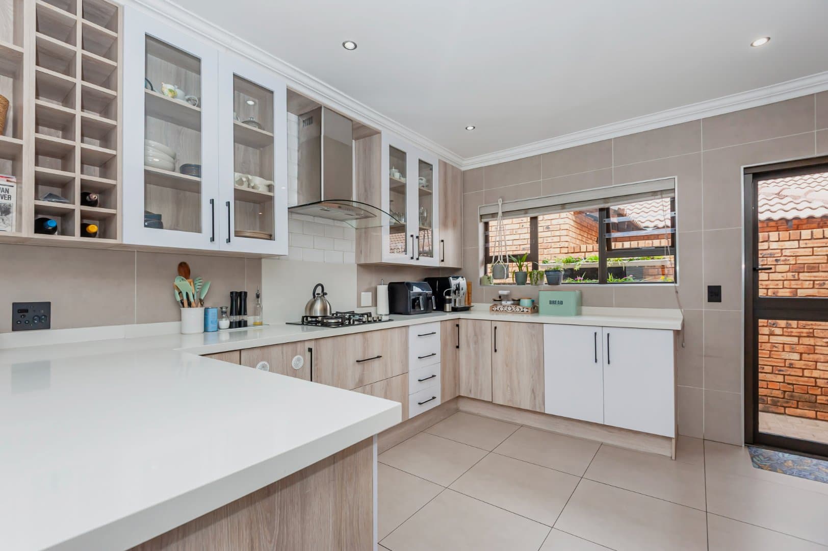 Spacious 3-Bedroom Family Home with Pool, Indoor Bar & Excellent Security, picture 2