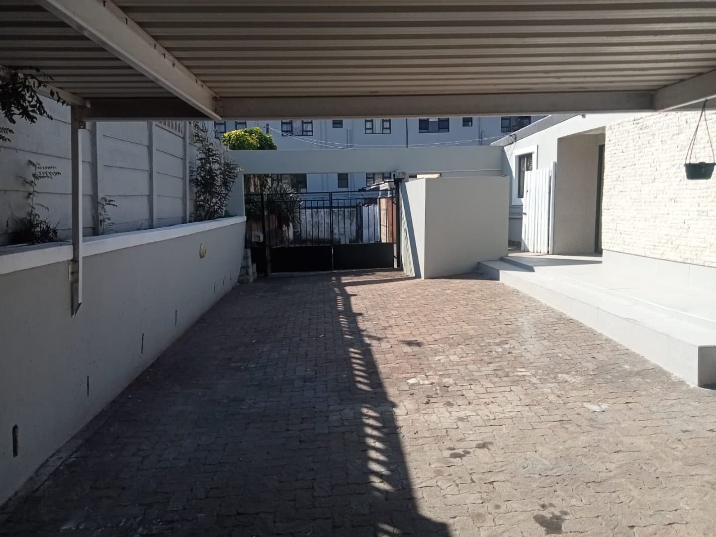 Spacious 2 x 4 bedroom home with pool.Its quiete ,secuere on one property.complely private but needs some TLC.