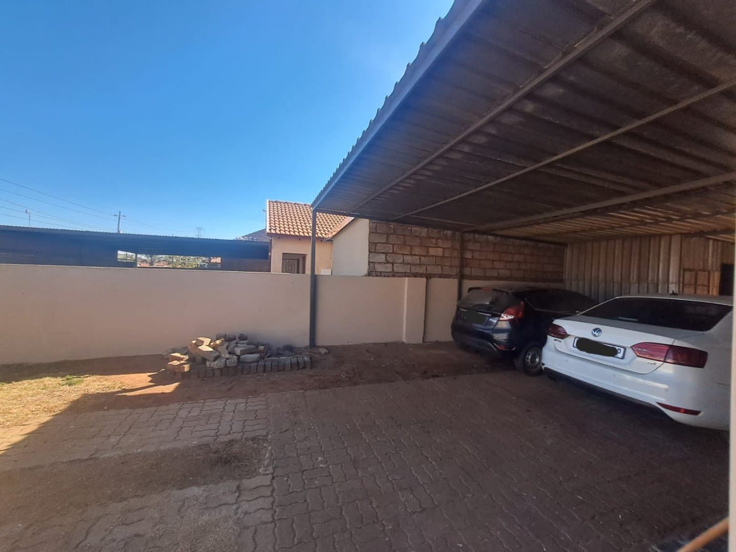3-BEDROOM HOME + 3 SELF-CONTAINED BACHELOR UNITS | GREAT INVESTMENT OPPORTUNITY, picture 3