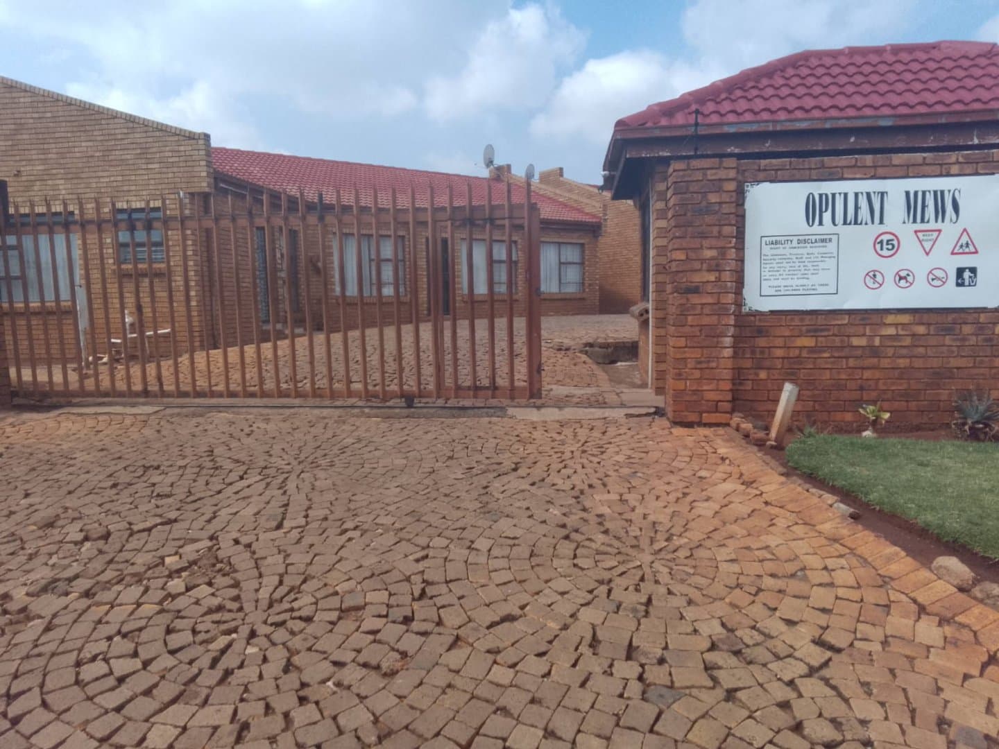 1-BEDROOM TOWNHOUSE FOR SALE – GREAT INVESTMENT OPPORTUNITY!
