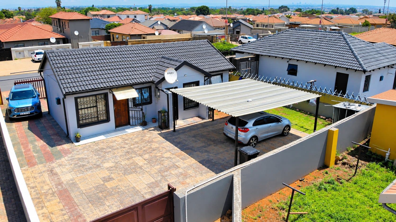 INVESTMENT OPPORTUNITY! HOME DIVIDED INTO 2 RENTAL COTTAGES GENERATING R8,000 PER MONTH PLUS A BIG YARD – DAWN PARK