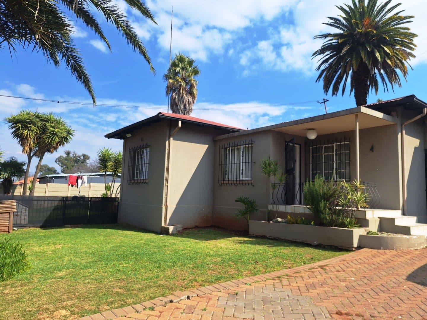 Charming Primrose Home with Cottage and Flatlet!
