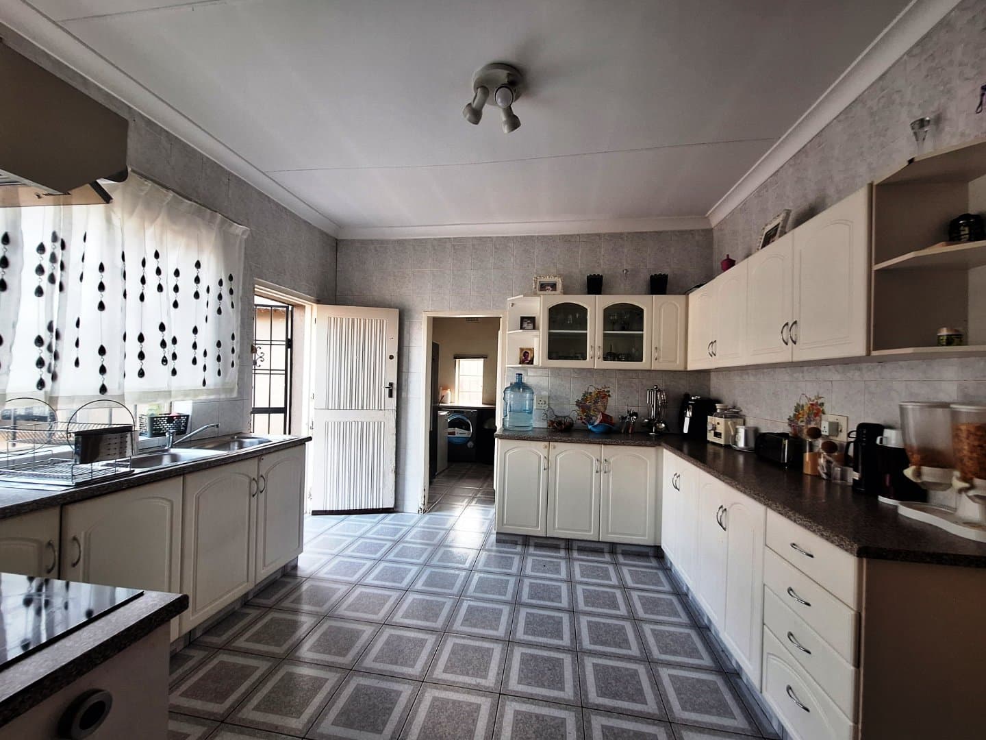 Charming Primrose Home with Cottage and Flatlet!, picture 2