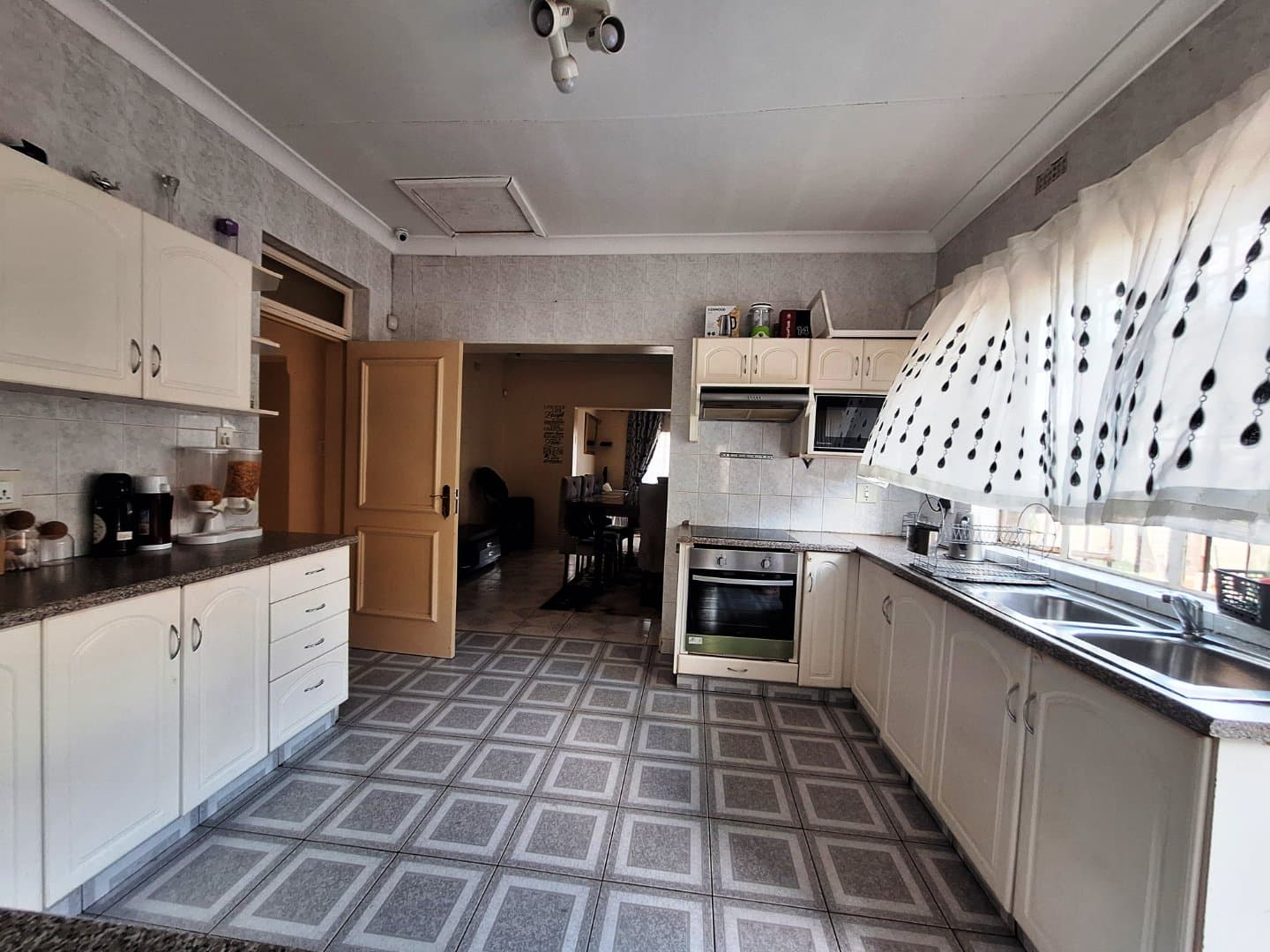 Charming Primrose Home with Cottage and Flatlet!, picture 3
