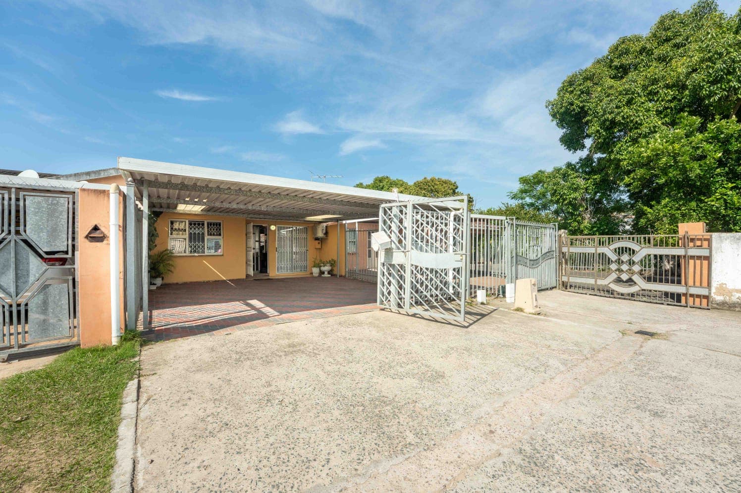 neat 2 bedroom house and a flatlet
