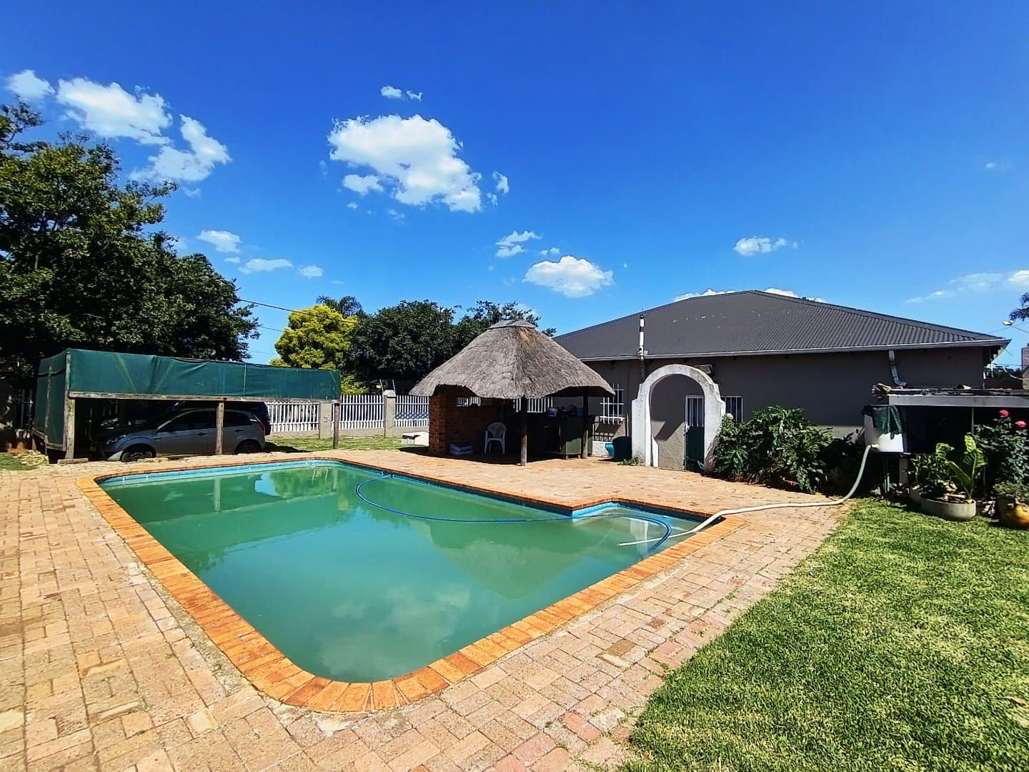 Spacious Family Living with Two Income-Generating Cottages