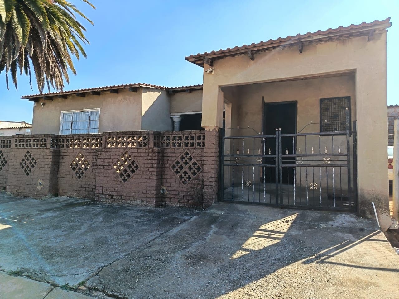 House for sale with 3 outside rooms