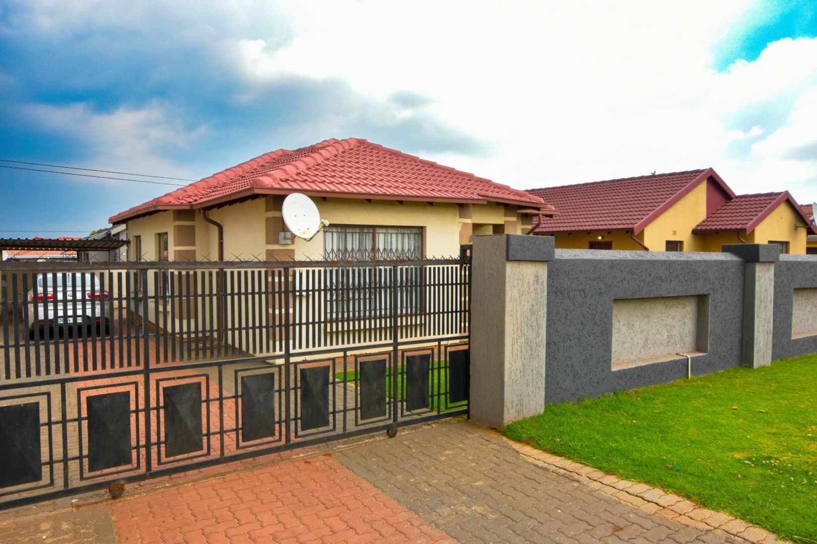 A Beautiful Family Home in the Heart of Dawn Park!