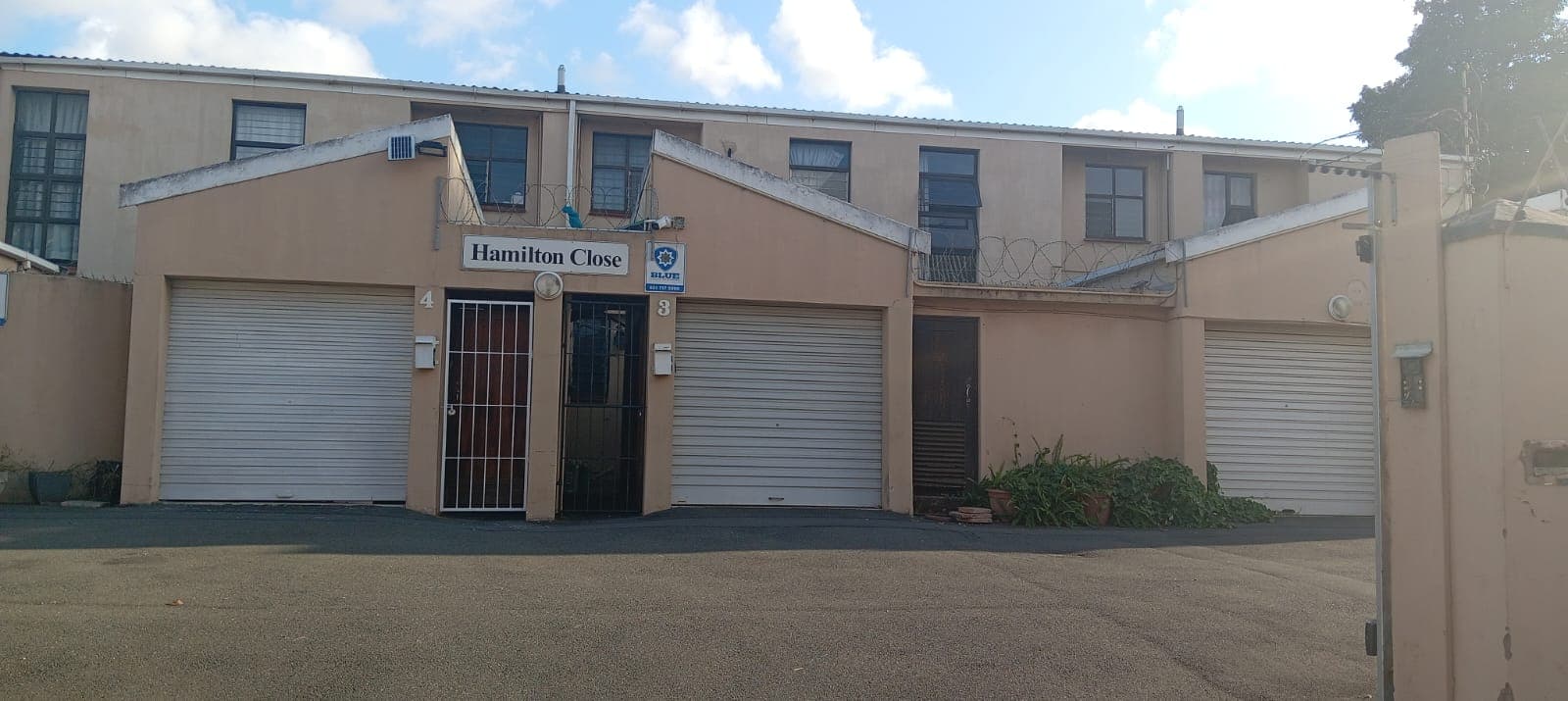 Spacious 3 bedroom apartment in Bulwer with lockup garage