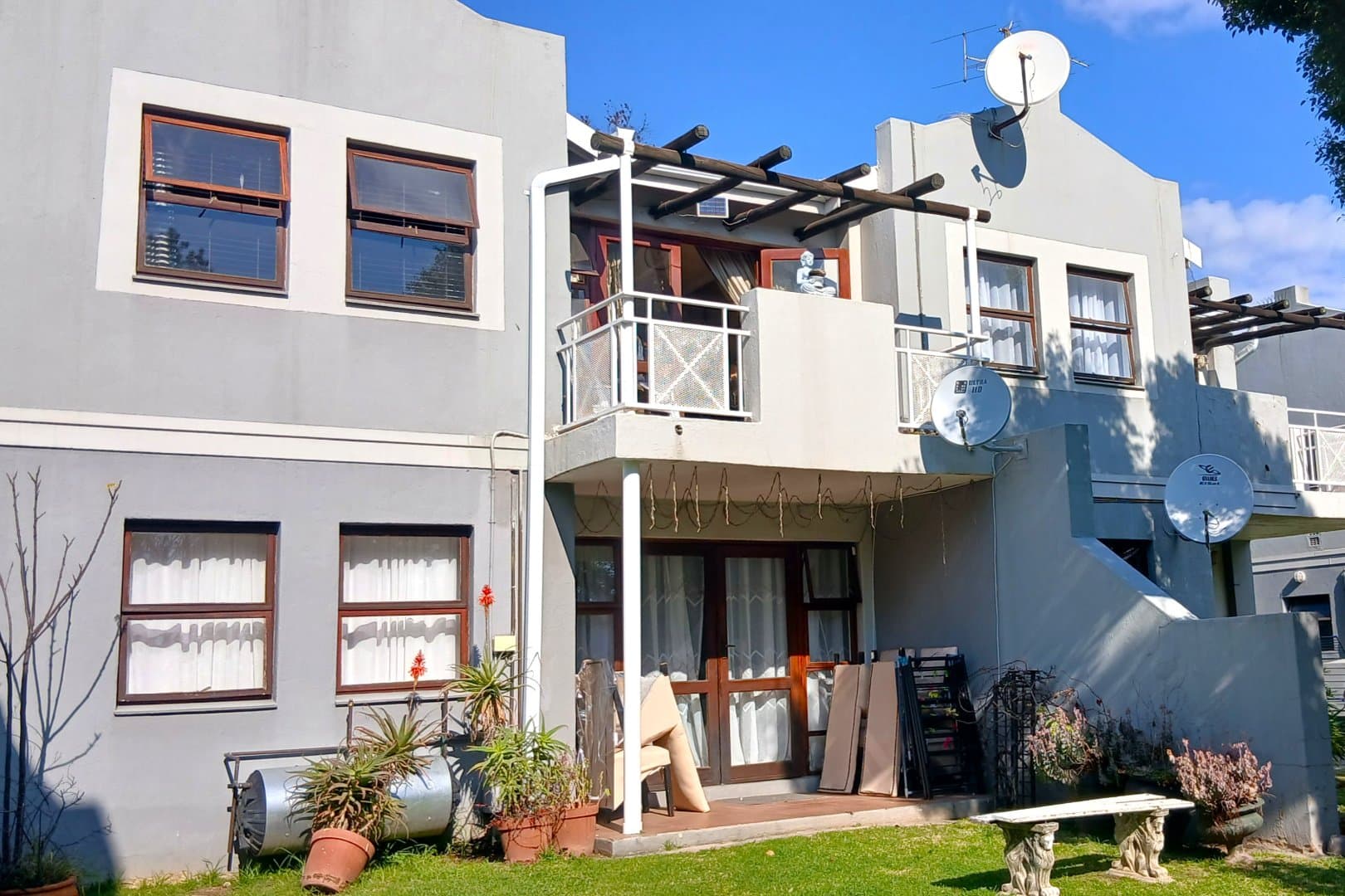 Neat 2 Bedroom Ground Floor Unit with Private Garden Patio