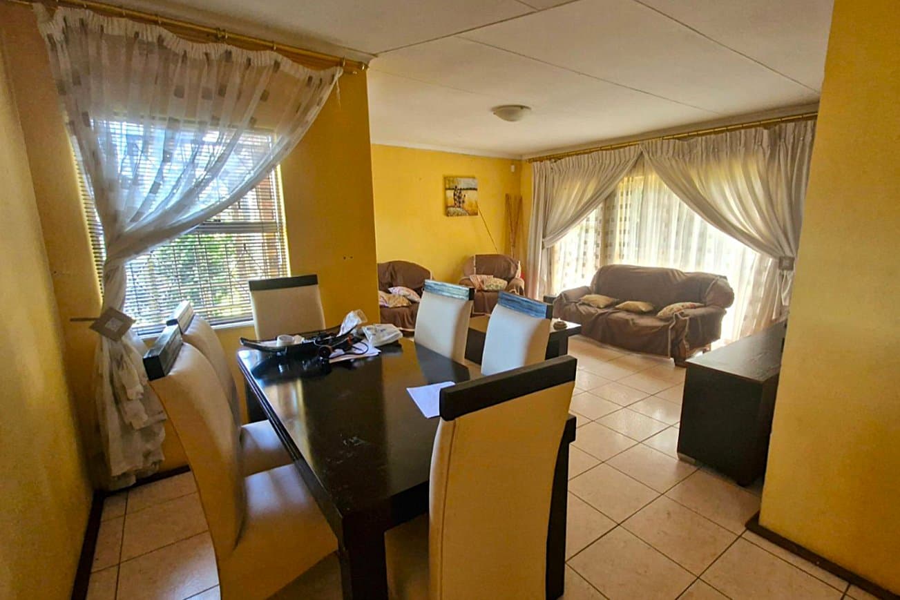 3 Bedroom Home on Large 1000m² Stand – Great Potential!, picture 3