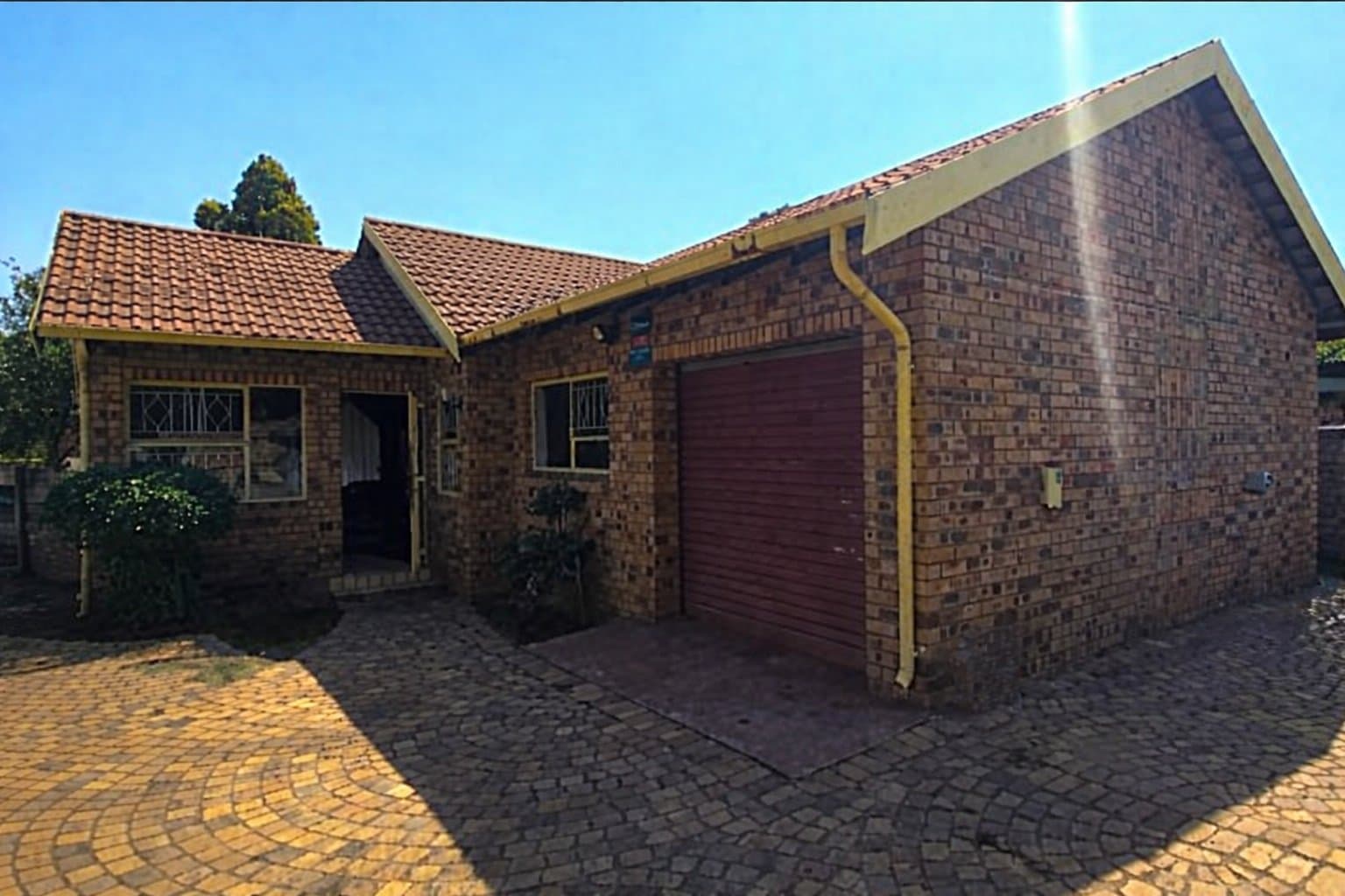 3 Bedroom Home on Large 1000m² Stand – Great Potential!