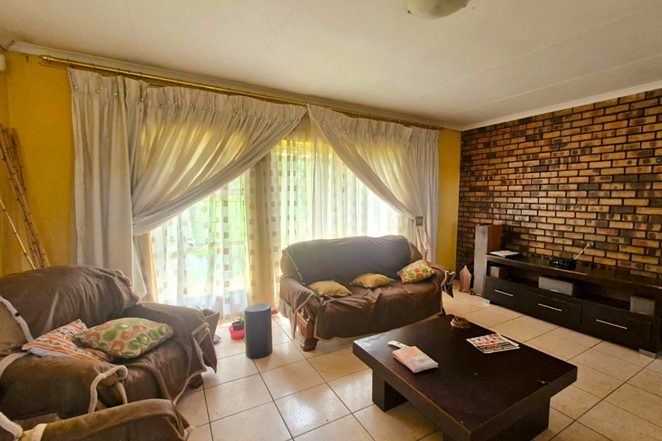 3 Bedroom Home on Large 1000m² Stand – Great Potential!, picture 2