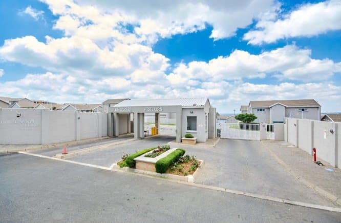 Family Home with Large Private Garden in Coral Wood Village