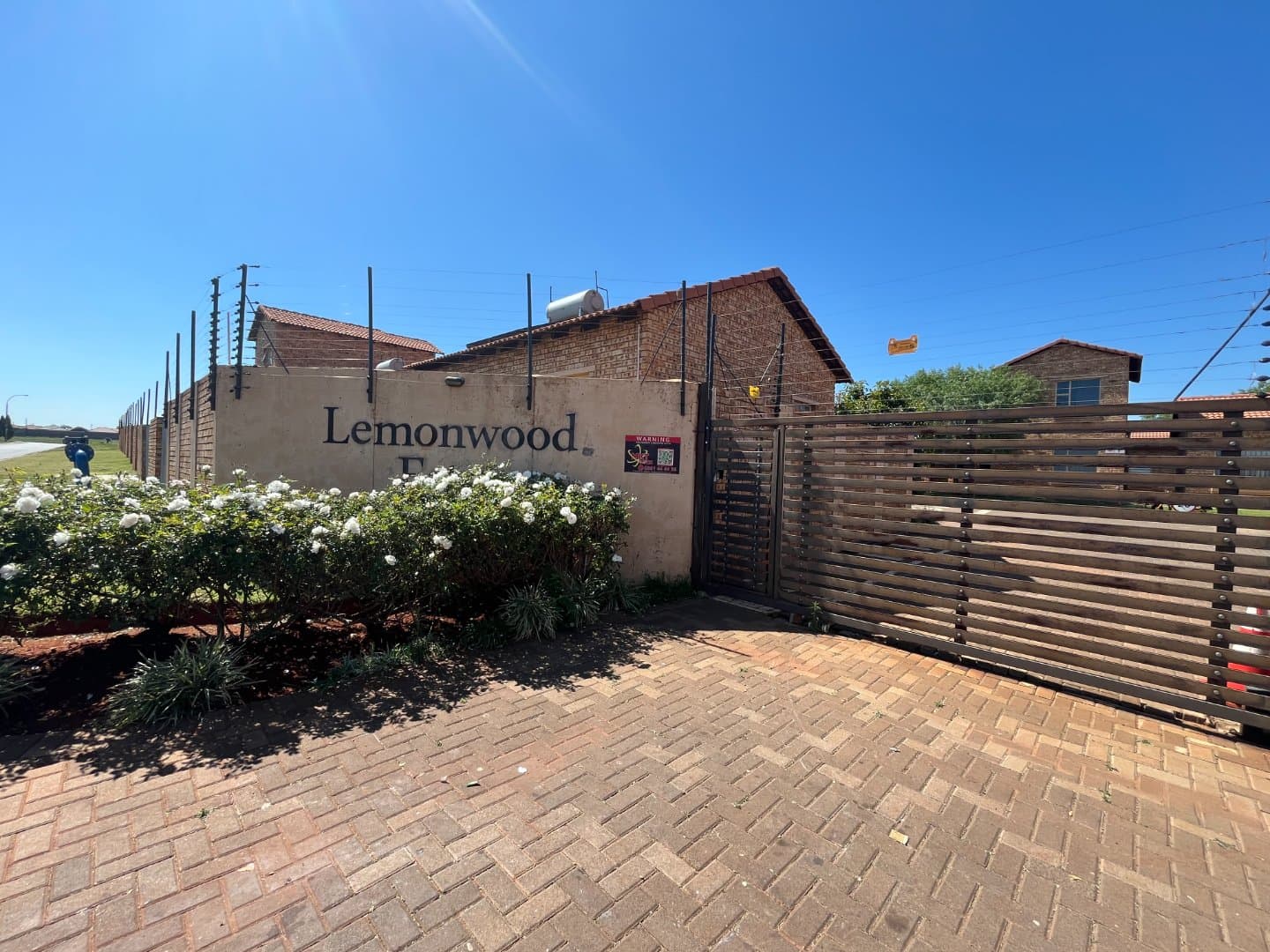 Charming Dawn Park Flat with Open Plan Living
