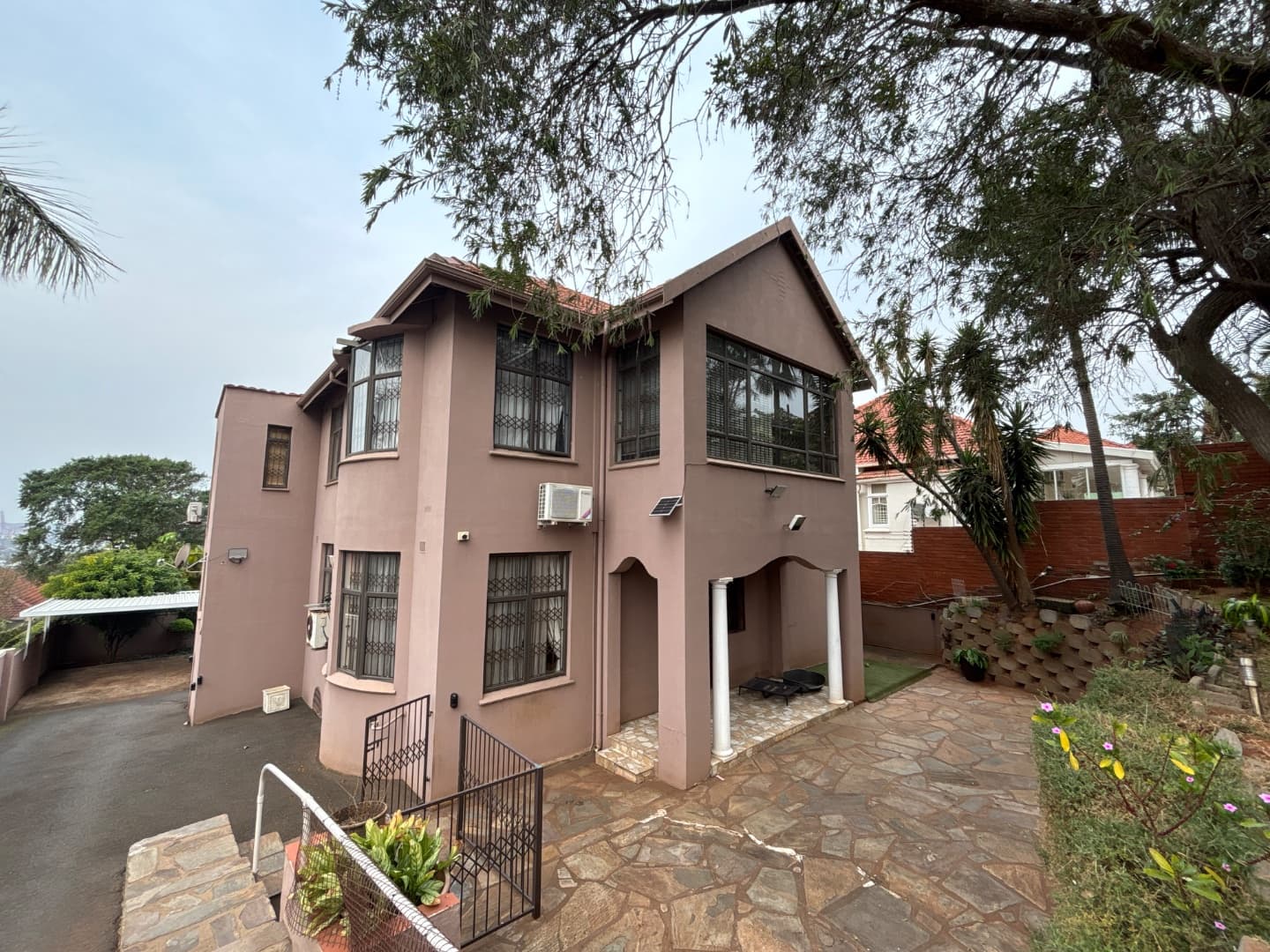4 Bedrooms, 4 Bathrooms, 2 Lounges, 2 Dining Rooms, Parking for 10 cars, and Zoned Special Residential 400