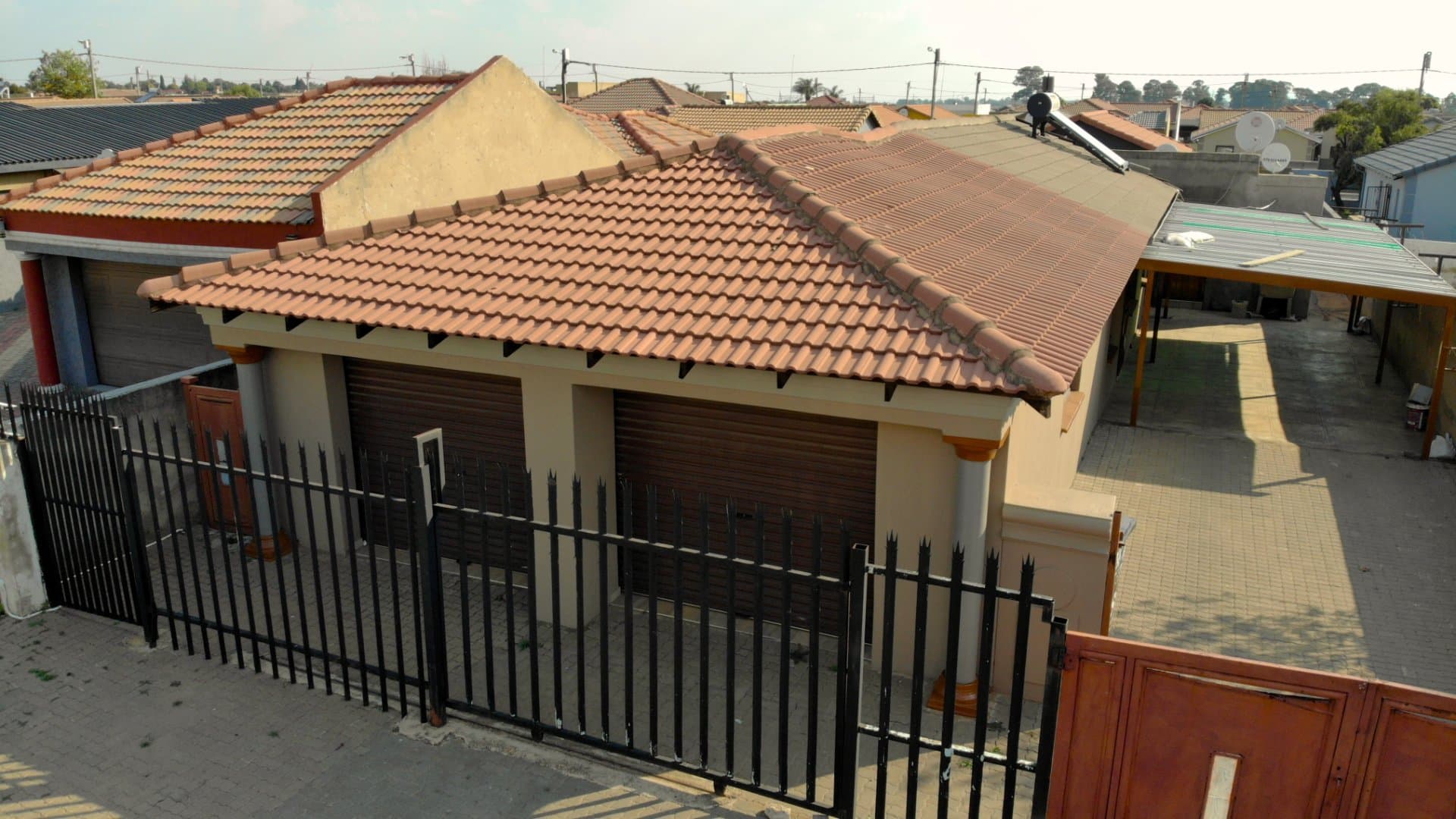 Charming windmill Park family home with 2 Bachelor flatlets